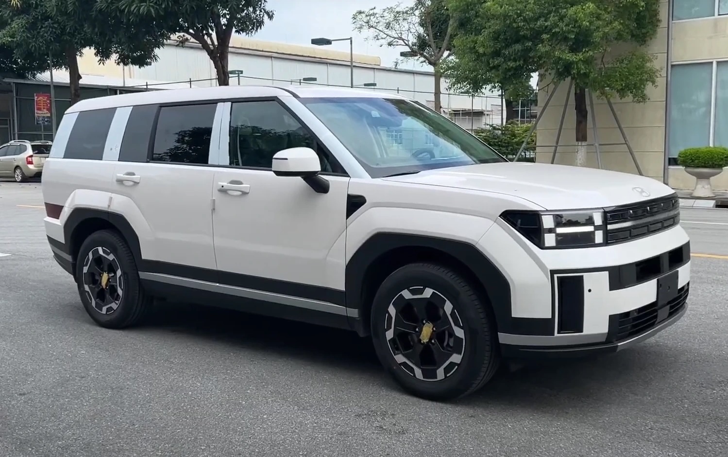 Chở hành lý trên nóc ô tô về quê ăn Tết: Có bị CSGT phạt? - Ảnh 2.