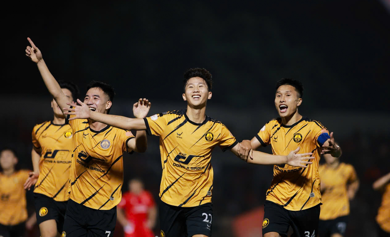 CLB Thanh Hóa 'kiệt sức' vẫn thắng CLB Công an TP.HCM: Chuyện 2 chiếc áo của thủ môn Xuân Hoàng- Ảnh 1.