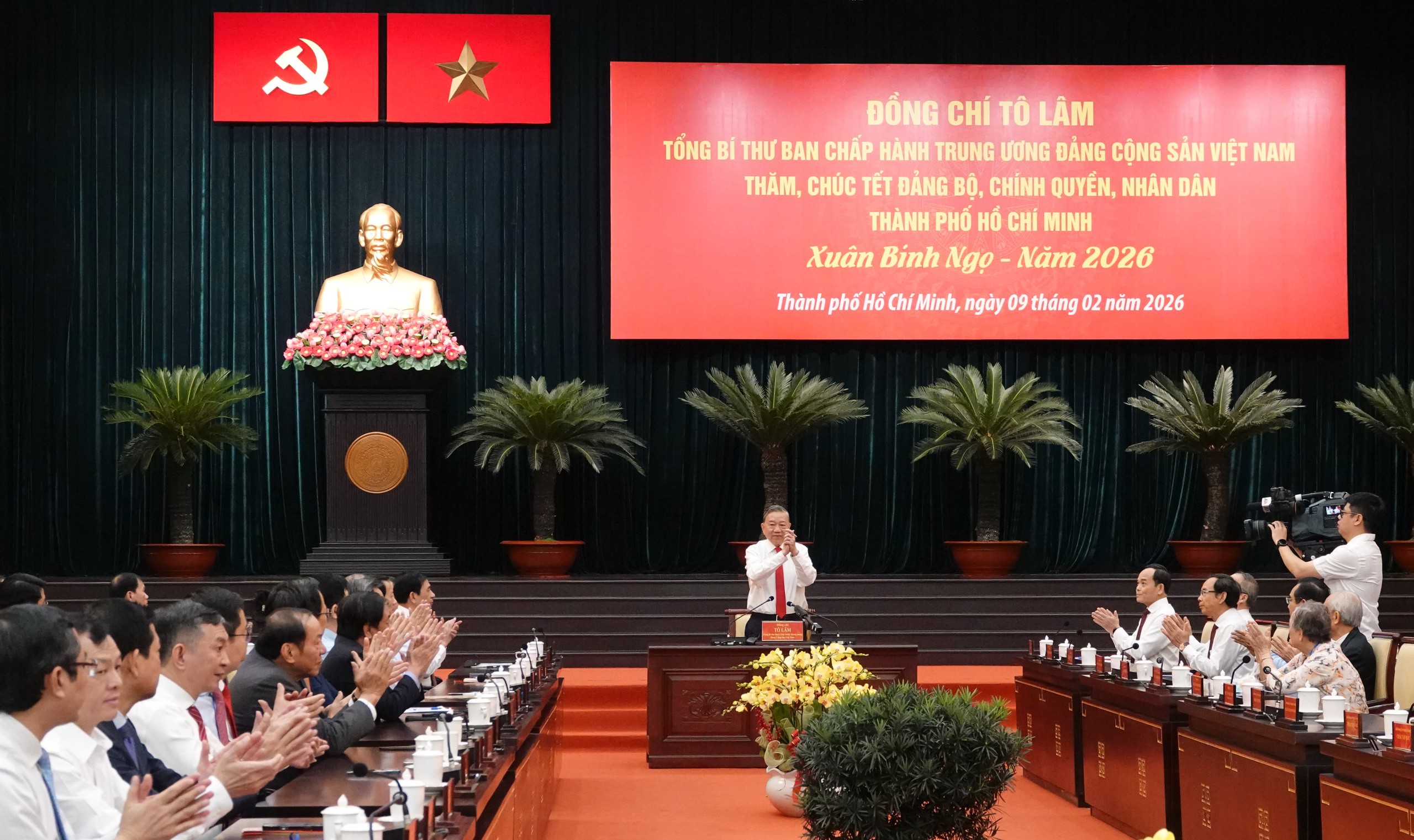 Tổng B&iacute; thư: TP.HCM chăm lo người d&acirc;n kh&ocirc;ng chỉ dịp tết m&agrave; l&agrave;m suốt năm- Ảnh 2.