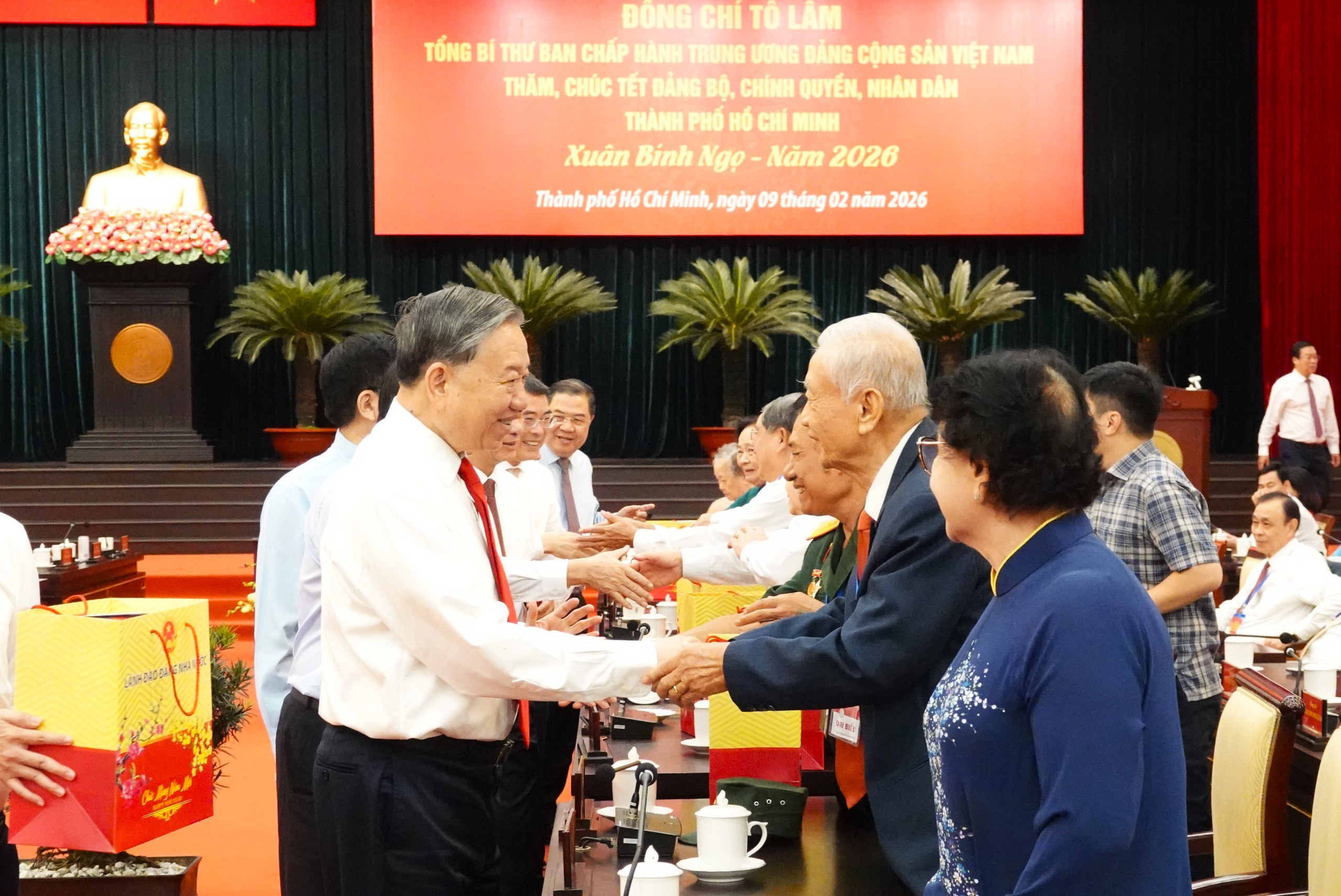 Tổng B&iacute; thư: TP.HCM chăm lo người d&acirc;n kh&ocirc;ng chỉ dịp tết m&agrave; l&agrave;m suốt năm- Ảnh 4.