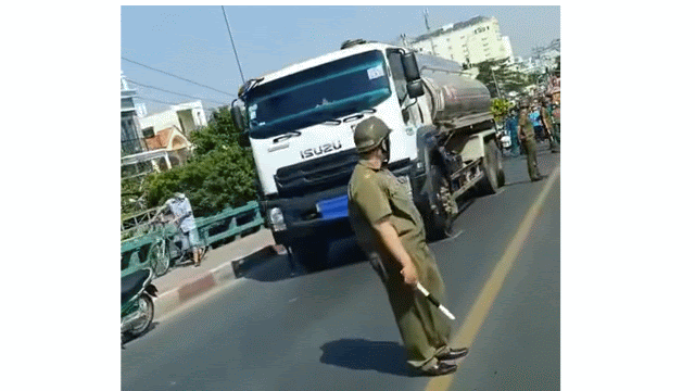 TP.HCM: Va chạm xe bồn trên cầu, một phụ nữ tử vong- Ảnh 1.