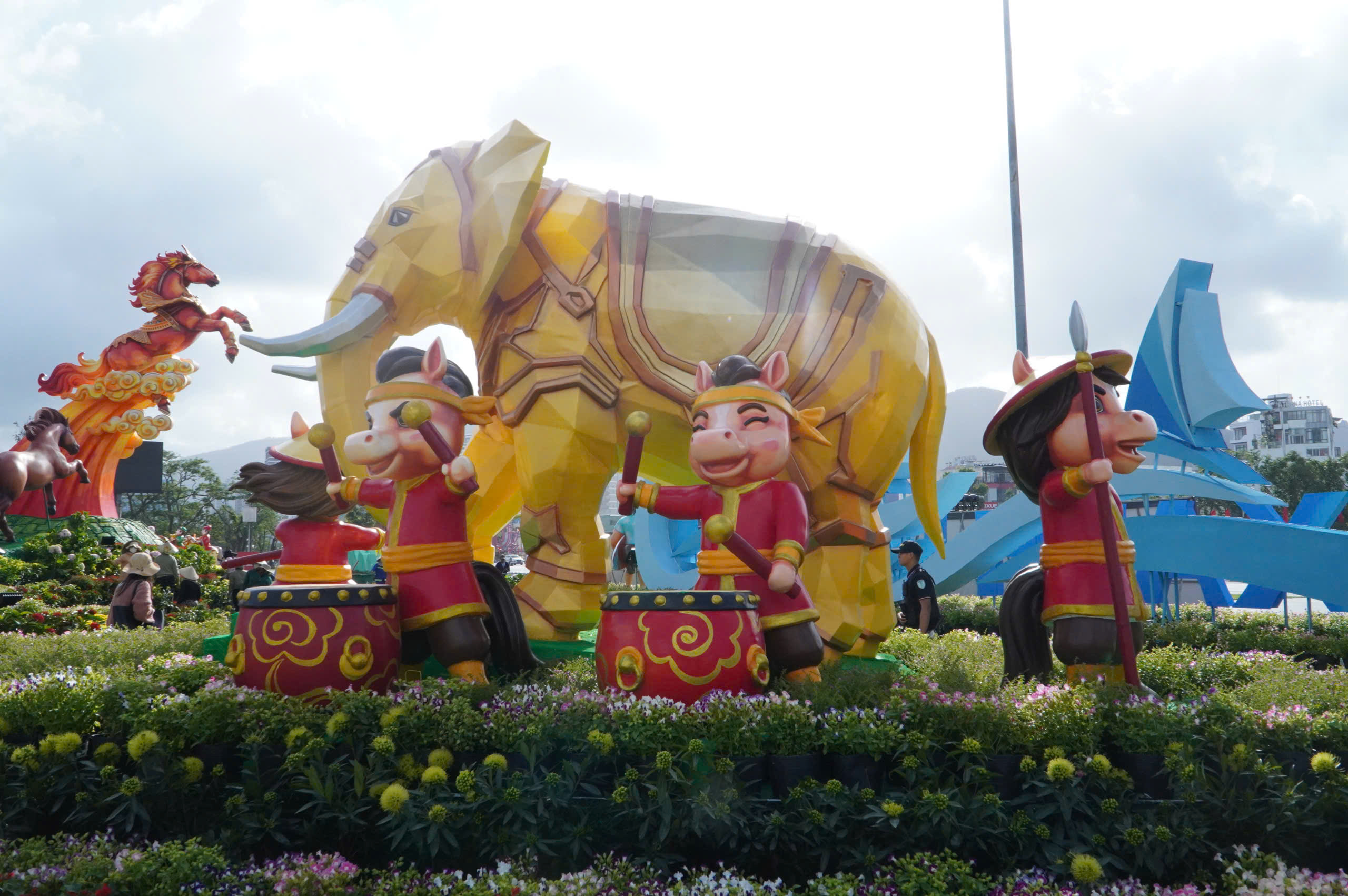 Linh vật ngựa mặt 'cọc' gây sốt phố biển Quy Nhơn- Ảnh 4.