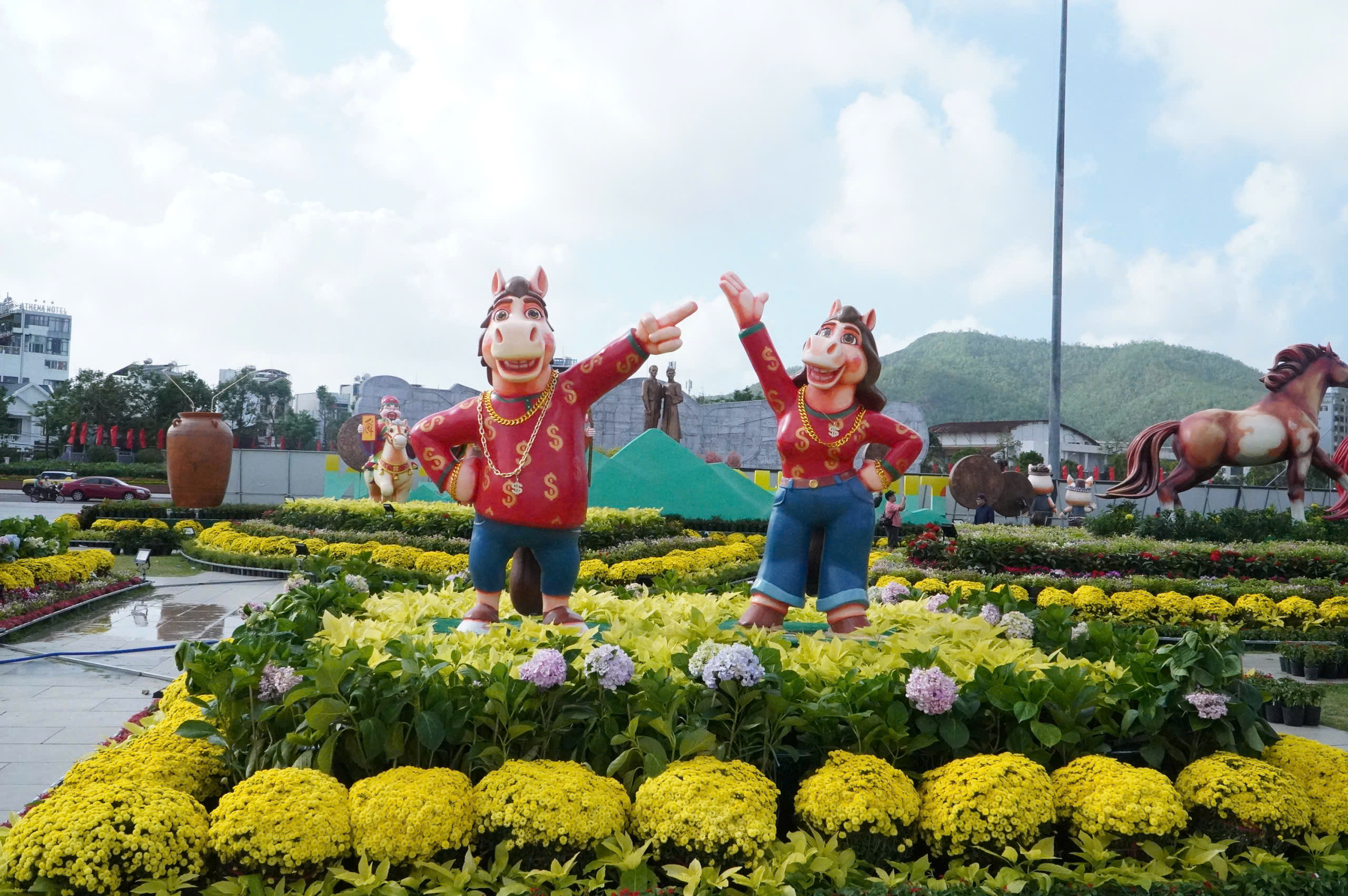 Linh vật ngựa mặt 'cọc' gây sốt phố biển Quy Nhơn- Ảnh 9.