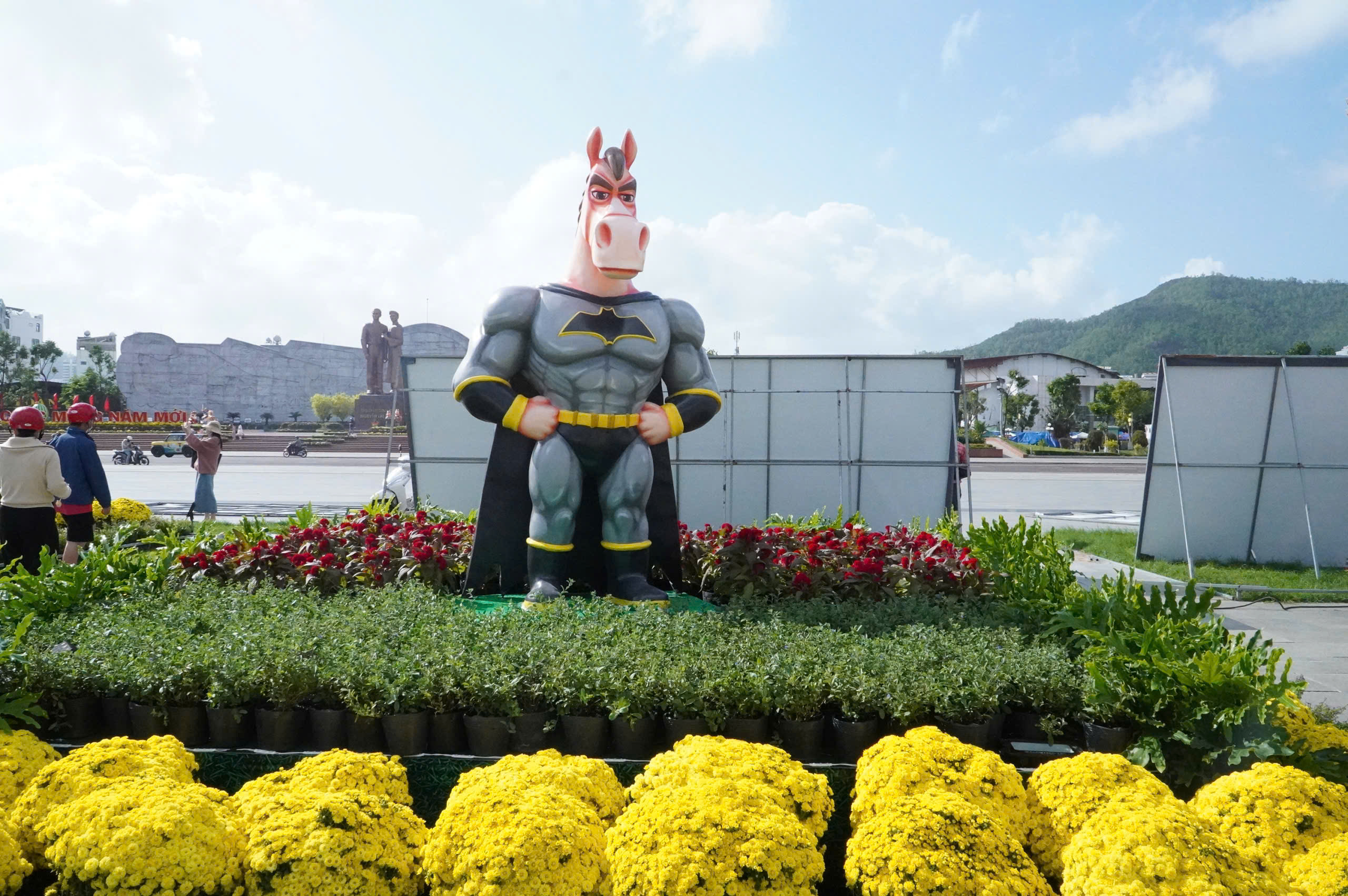 Linh vật ngựa mặt 'cọc' gây sốt phố biển Quy Nhơn- Ảnh 7.