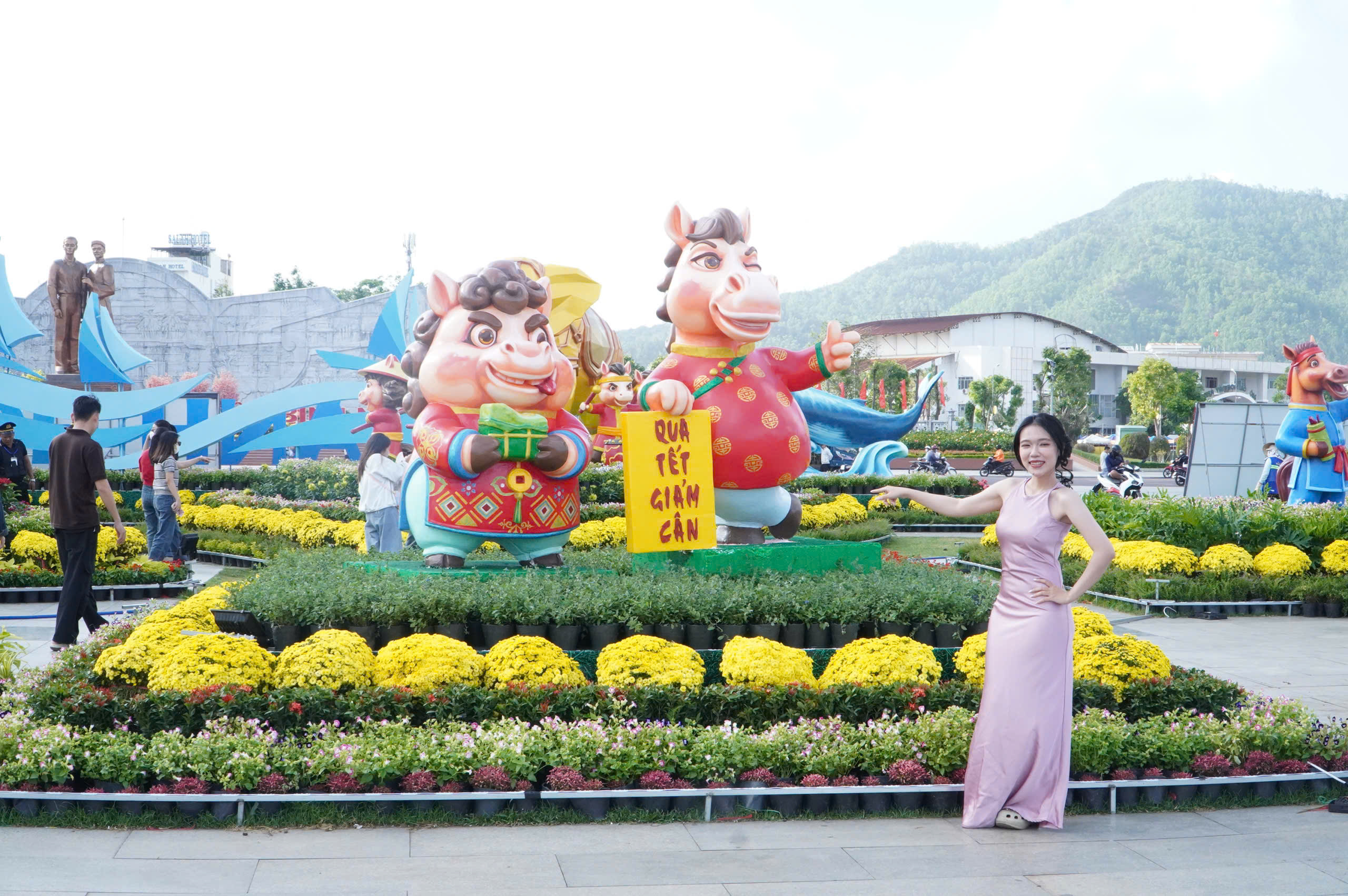 Linh vật ngựa mặt 'cọc' gây sốt phố biển Quy Nhơn- Ảnh 8.