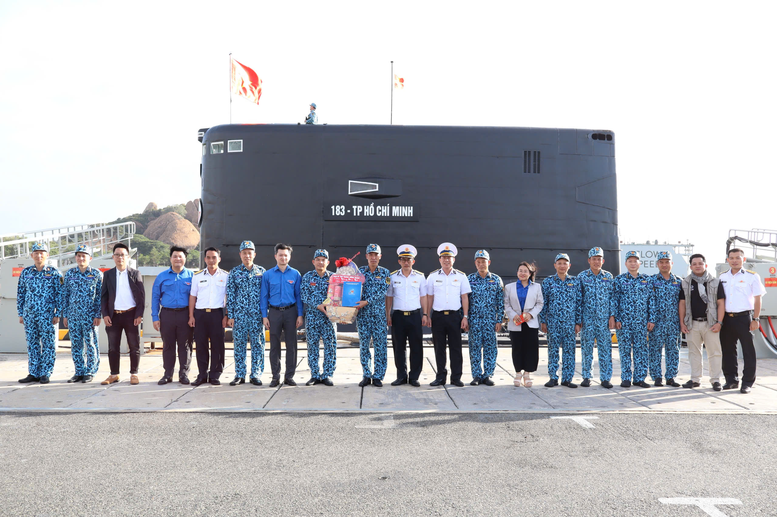 Bí thư thường trực T.Ư Đoàn thăm, chúc tết cán bộ, chiến sĩ Vùng 4 Hải quân - Ảnh 4.