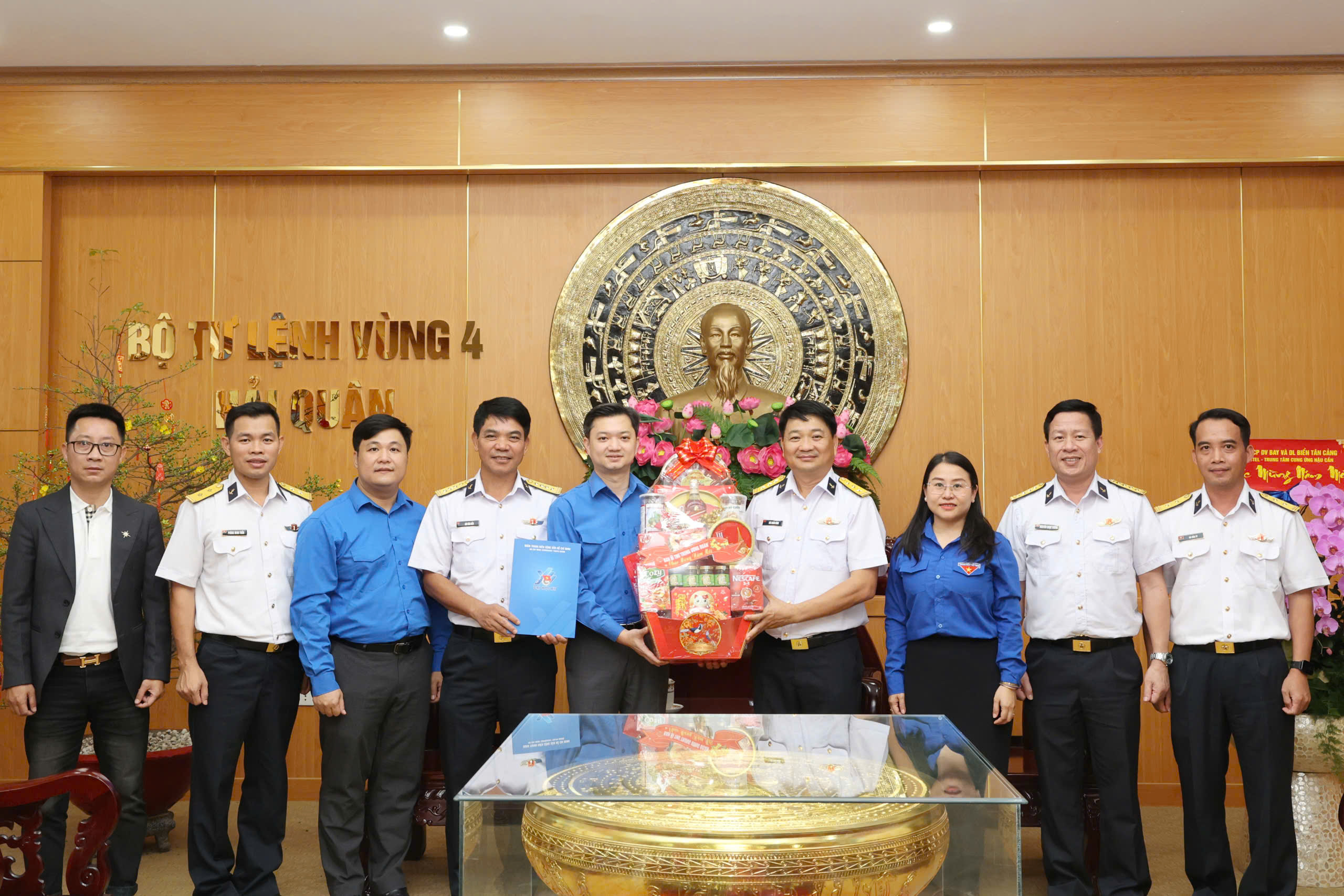 Bí thư thường trực T.Ư Đoàn thăm, chúc tết cán bộ, chiến sĩ Vùng 4 Hải quân - Ảnh 1.