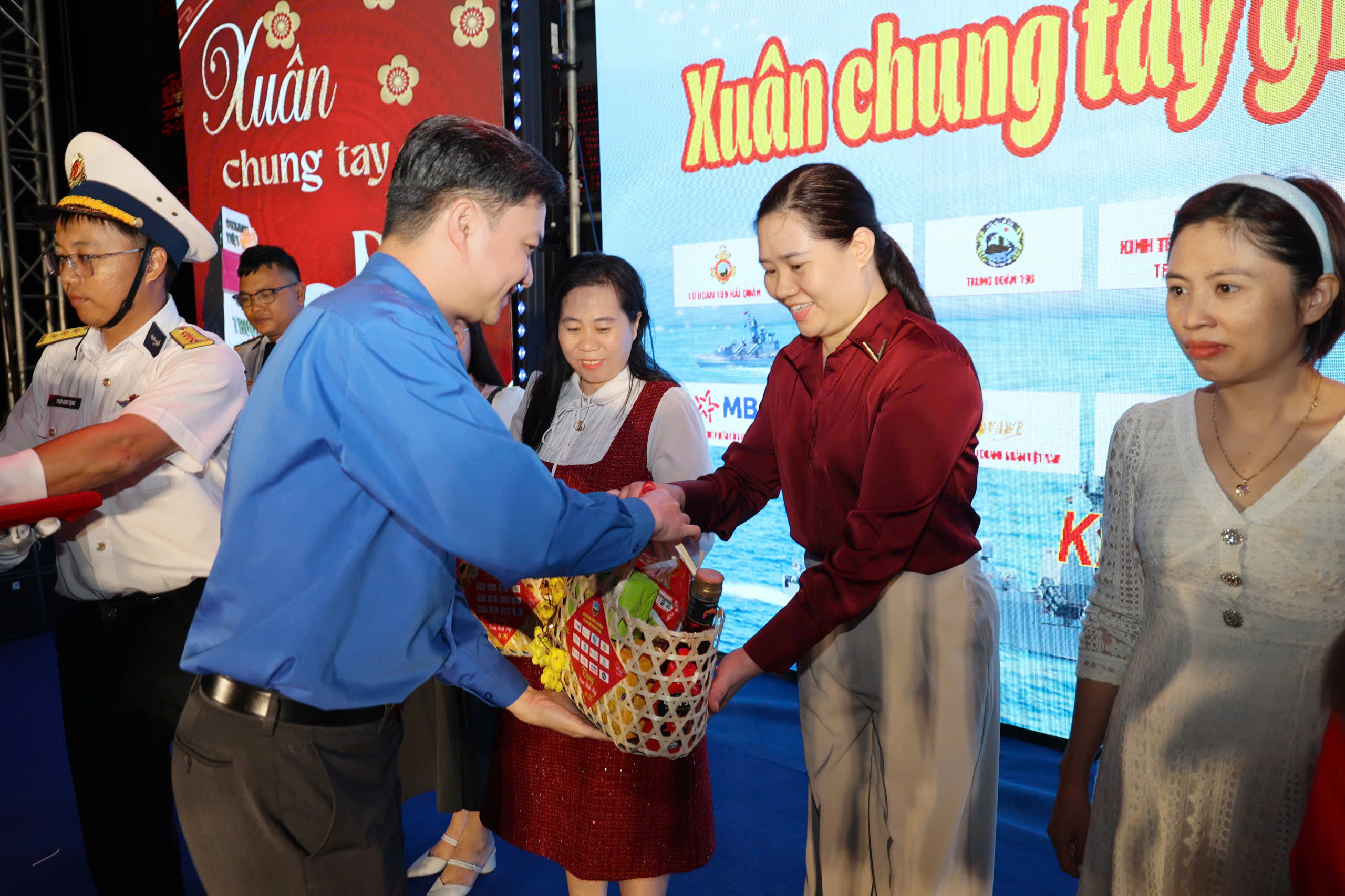 Bí thư thường trực T.Ư Đoàn thăm, chúc tết cán bộ, chiến sĩ Vùng 4 Hải quân - Ảnh 6.