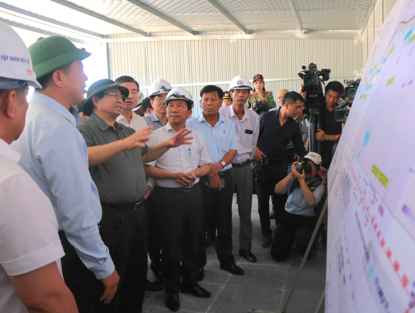 Thủ tướng Phạm Minh Chính kiểm tra cao tốc Bắc - Nam tại Đắk Lắk- Ảnh 1.