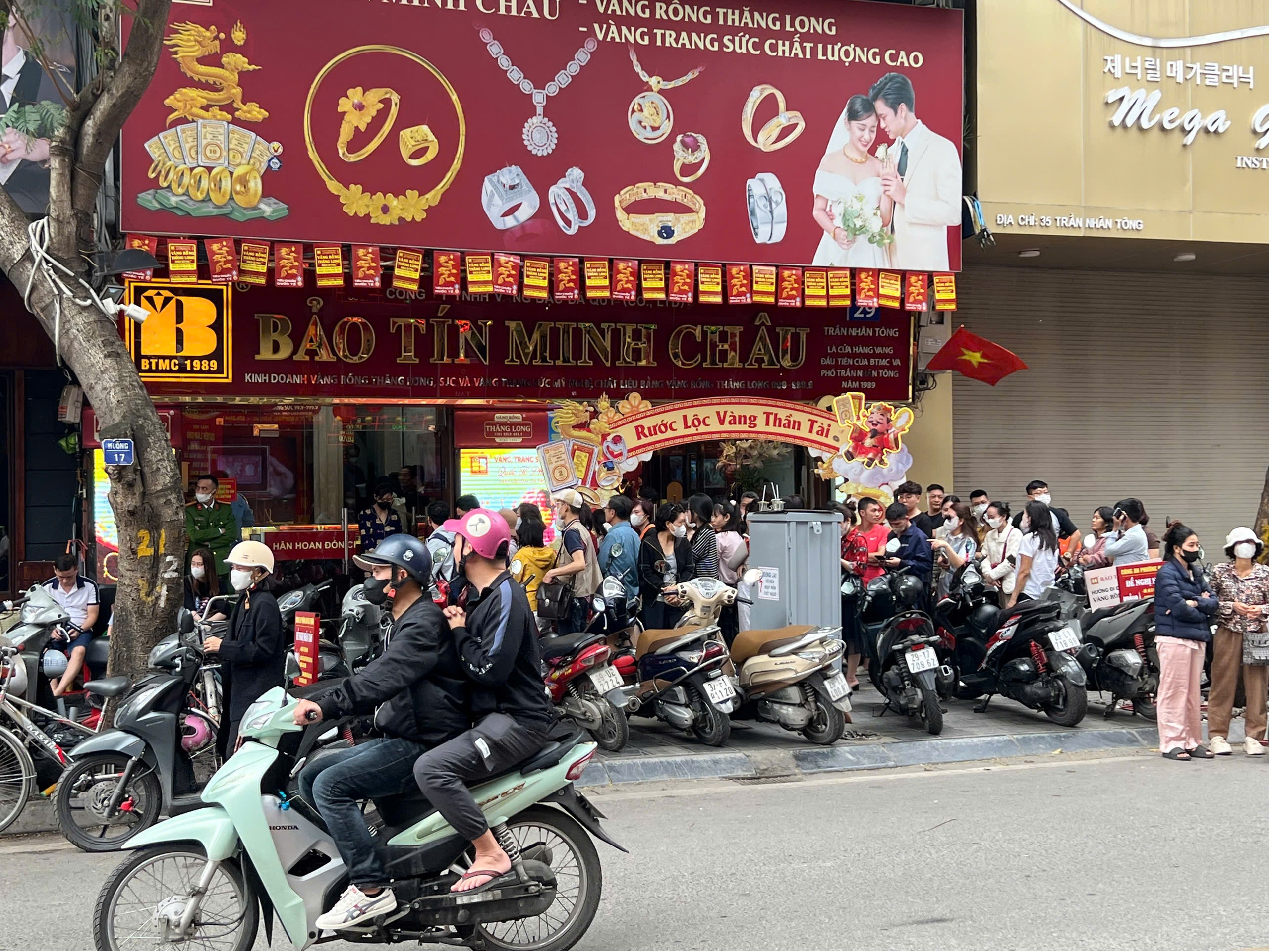 Giá vàng trên chợ mạng tăng loạn xạ- Ảnh 2.