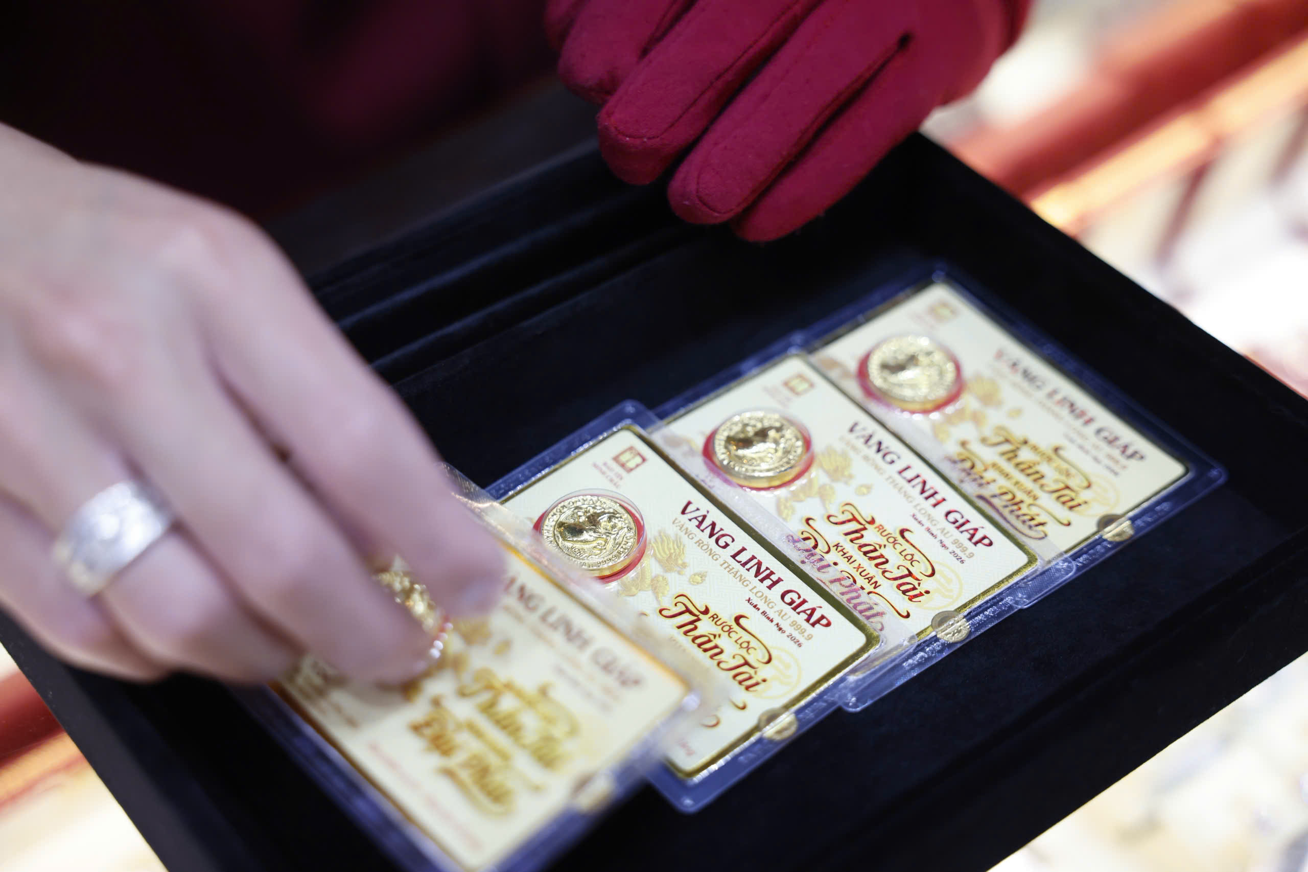 Giá vàng trên chợ mạng tăng loạn xạ- Ảnh 7.