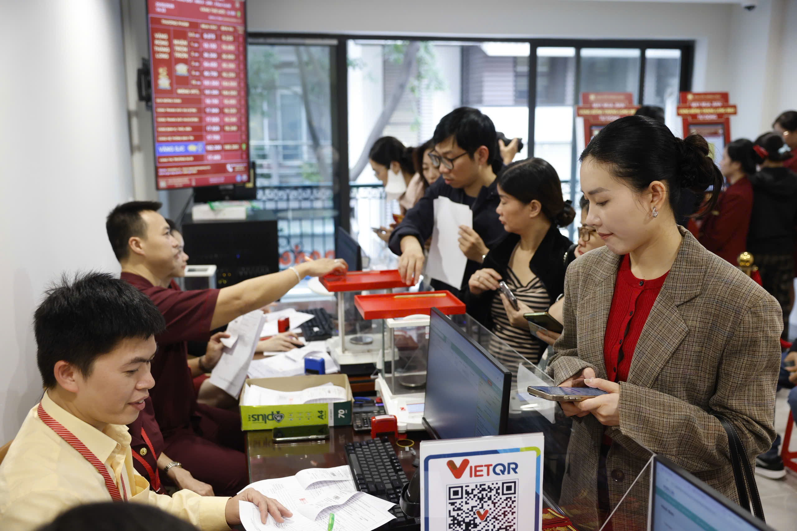 Giá vàng trên chợ mạng tăng loạn xạ- Ảnh 5.