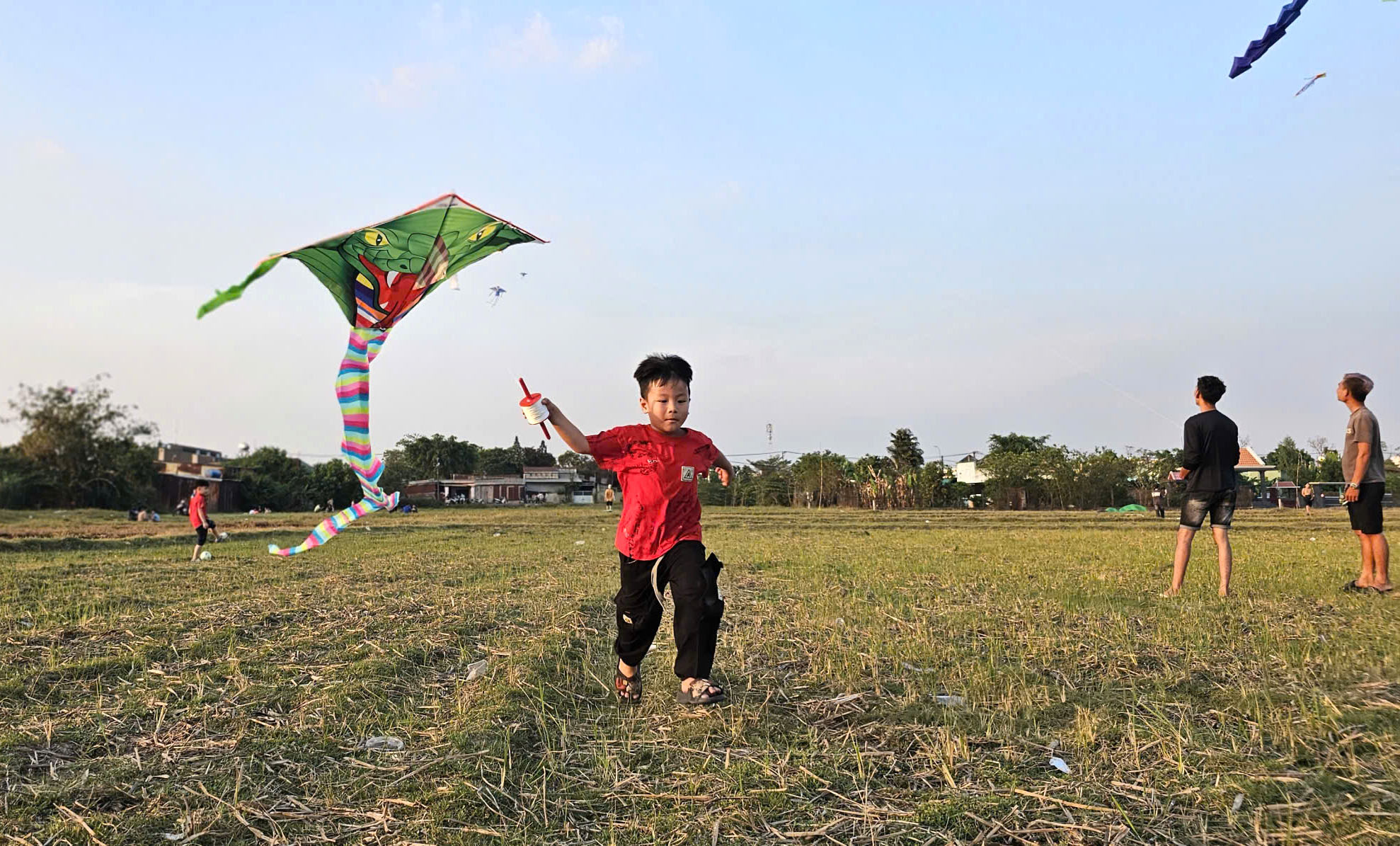 C&aacute;nh đồng diều B&agrave; Canh: Điểm vui chơi rực rỡ sắc m&agrave;u cho trẻ nhỏ cuối tuần - Ảnh 4.
