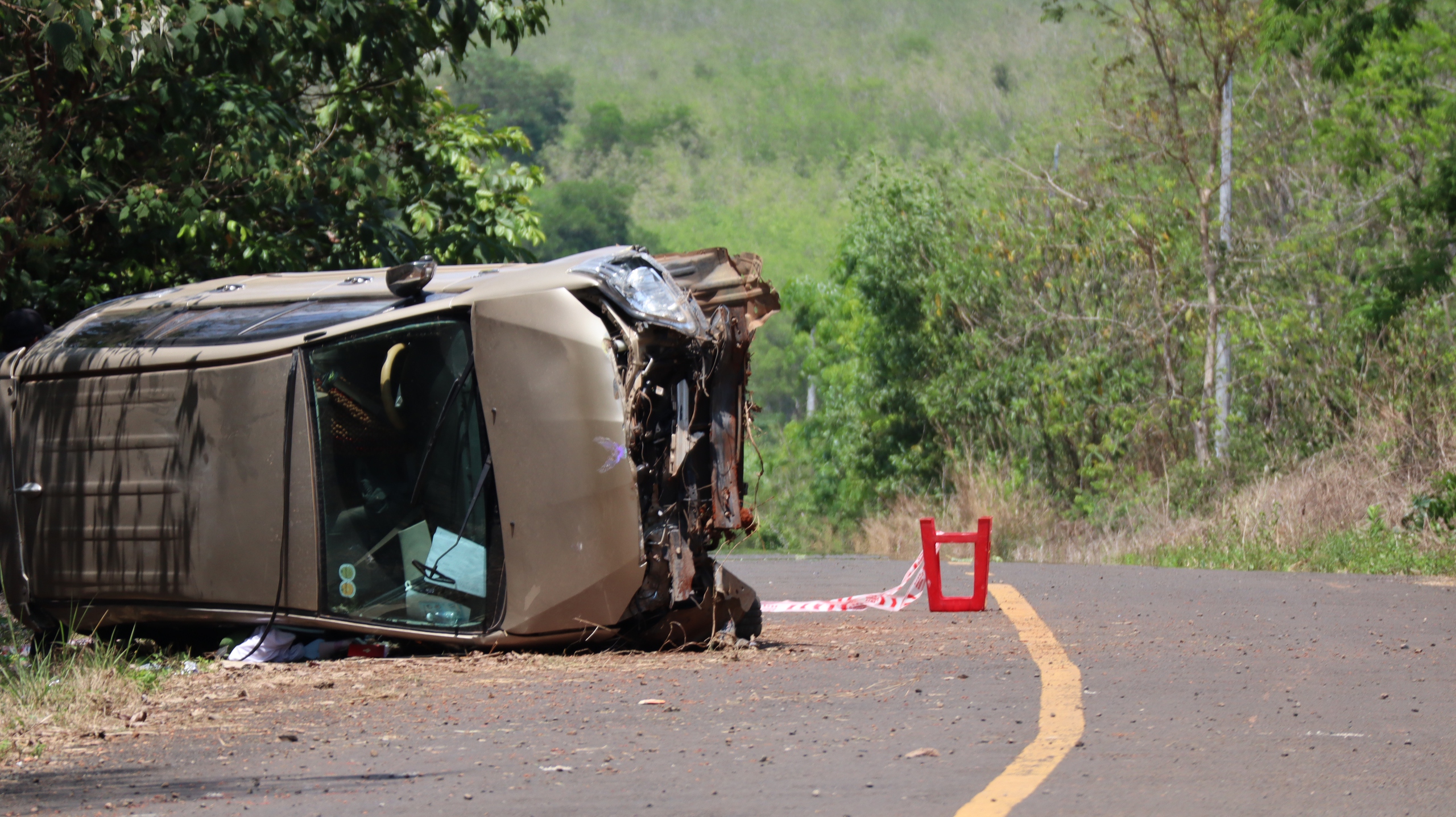 Đồng Nai: Xe 7 chỗ lật nghiêng trên đường ĐT.753 khiến 2 bà cháu tử vong - Ảnh 1.