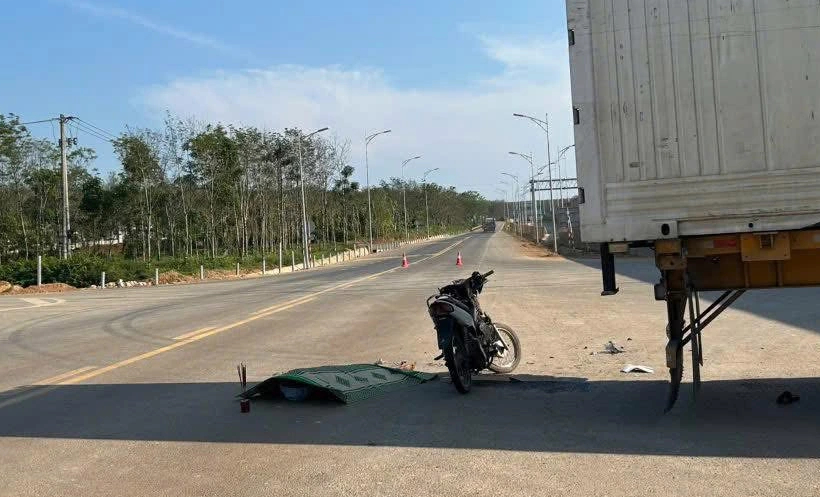 Quảng Trị: Va chạm với xe container, một người tử vong- Ảnh 1.