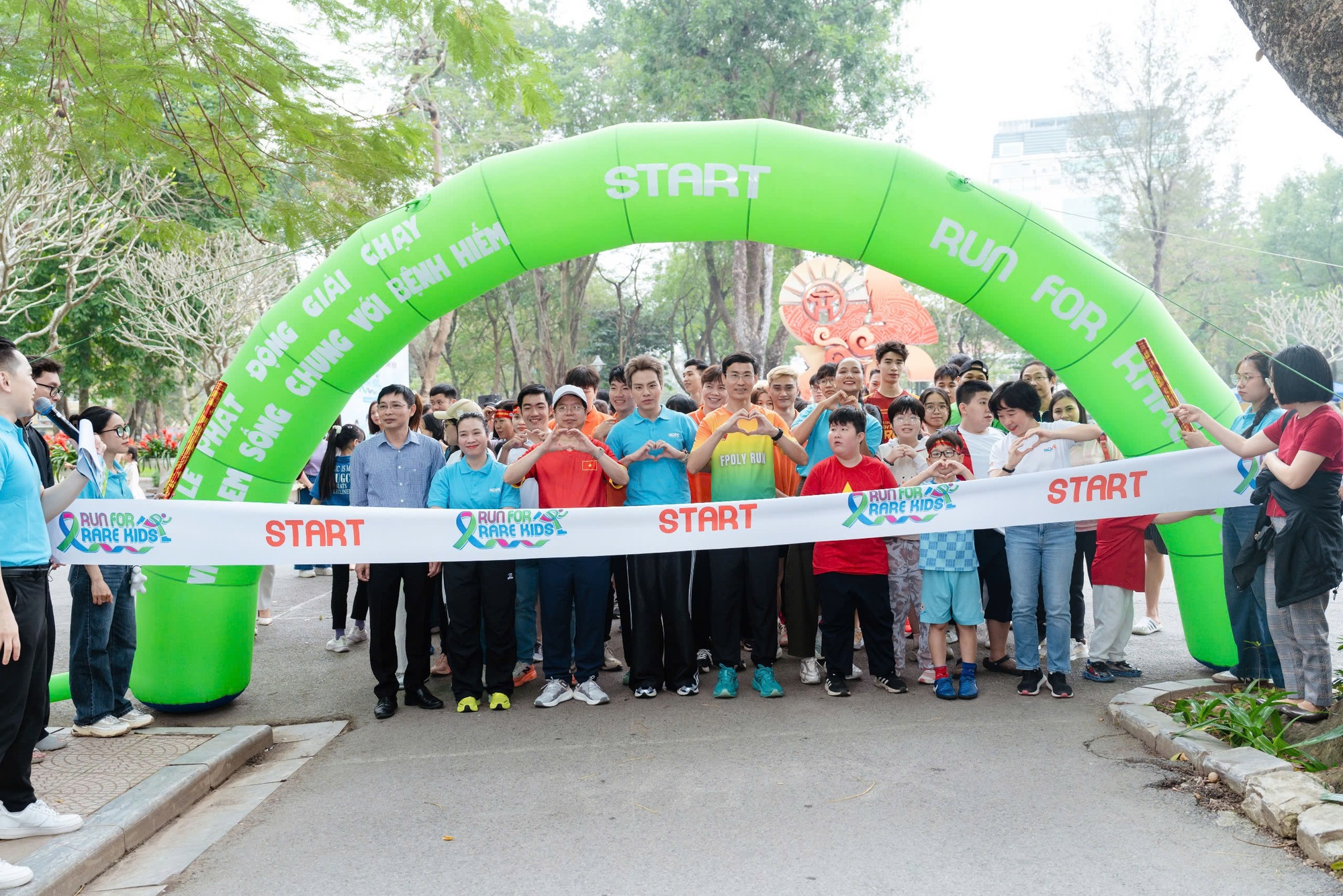 Các bác sĩ chạy 'Vì trẻ em sống chung với bệnh hiếm'- Ảnh 1.