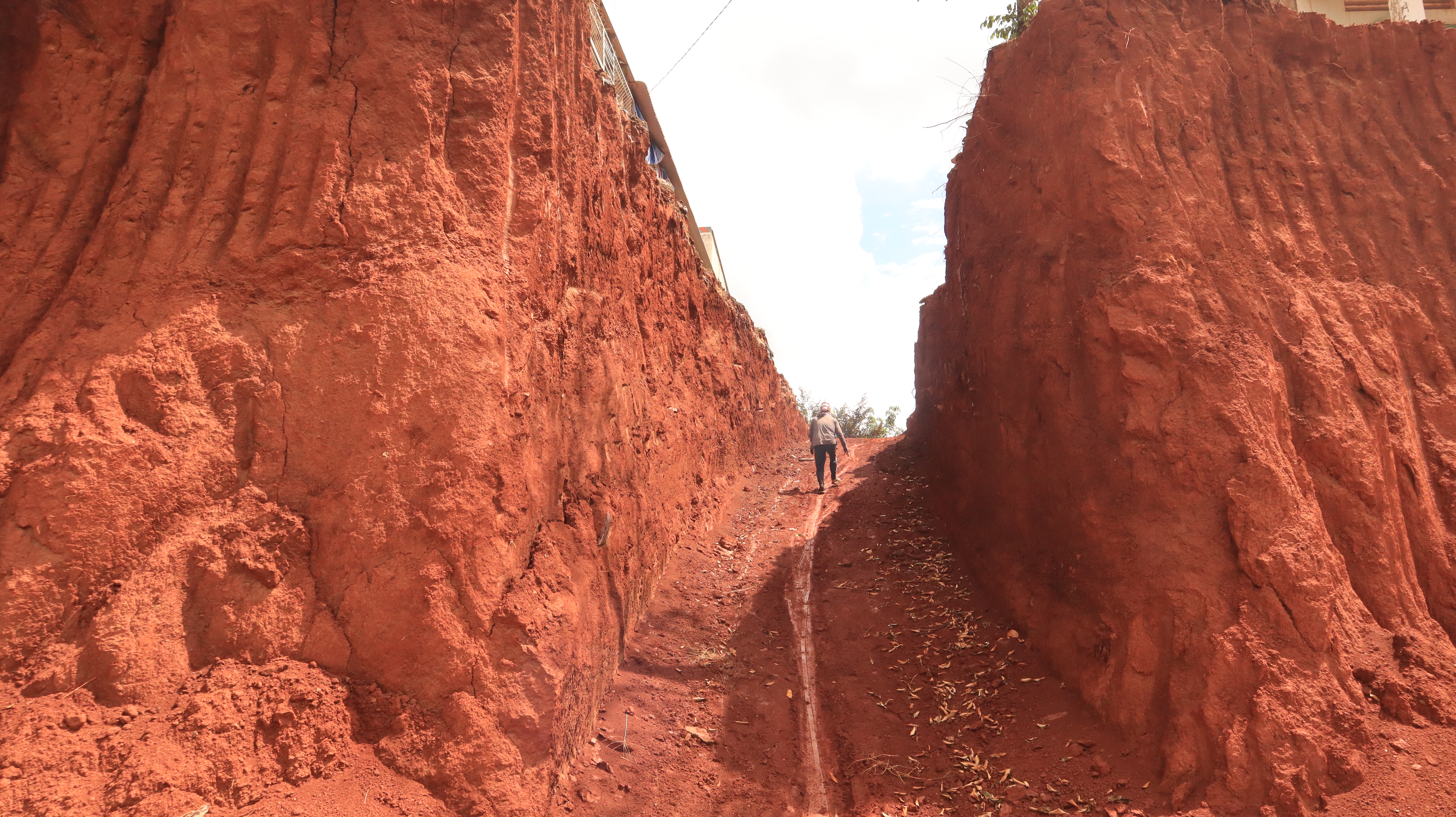 Hạ cốt nền đường ở Đồng Nai khiến nhà dân chênh vênh bên vực sâu nguy hiểm - Ảnh 5.