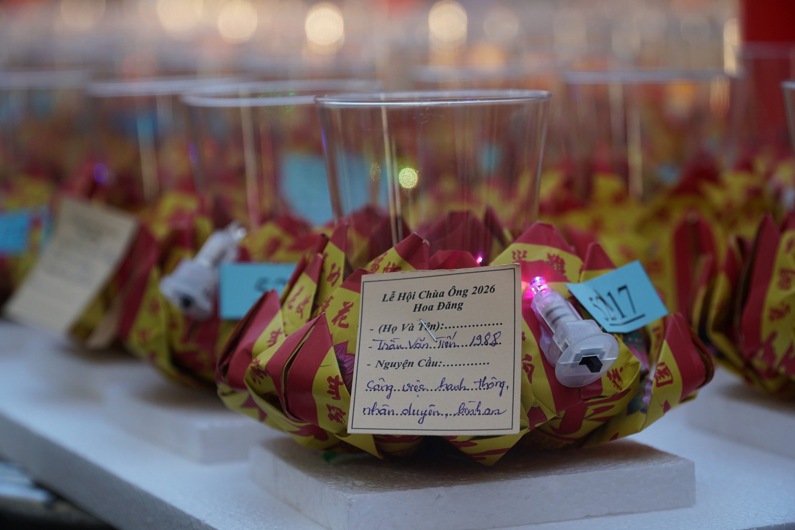 Giải mã ý nghĩa 7 hoa đăng đại và 342 hoa đăng trung thả sông Đồng Nai - Ảnh 2.