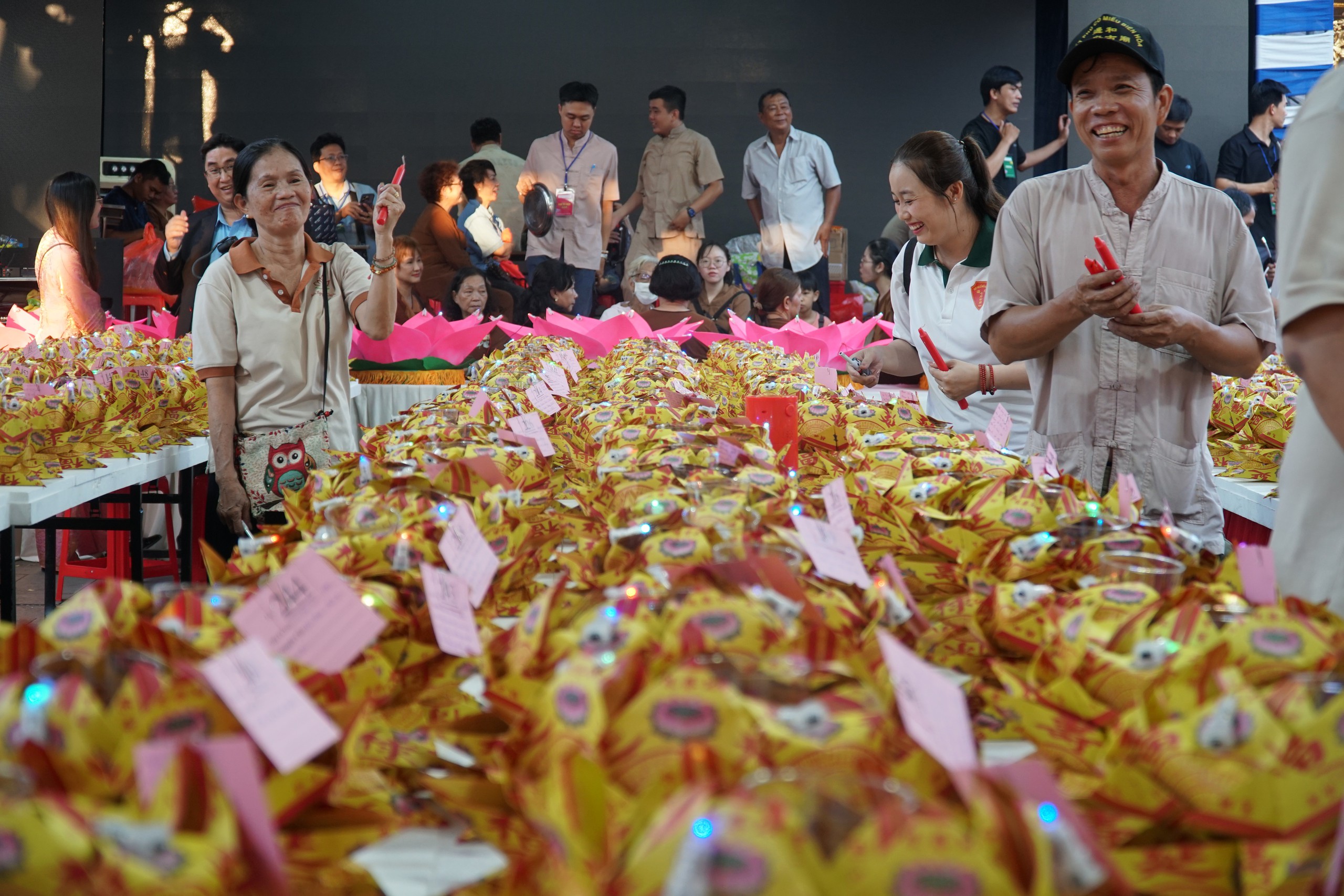 Giải mã ý nghĩa 7 hoa đăng đại và 342 hoa đăng trung thả sông Đồng Nai - Ảnh 1.