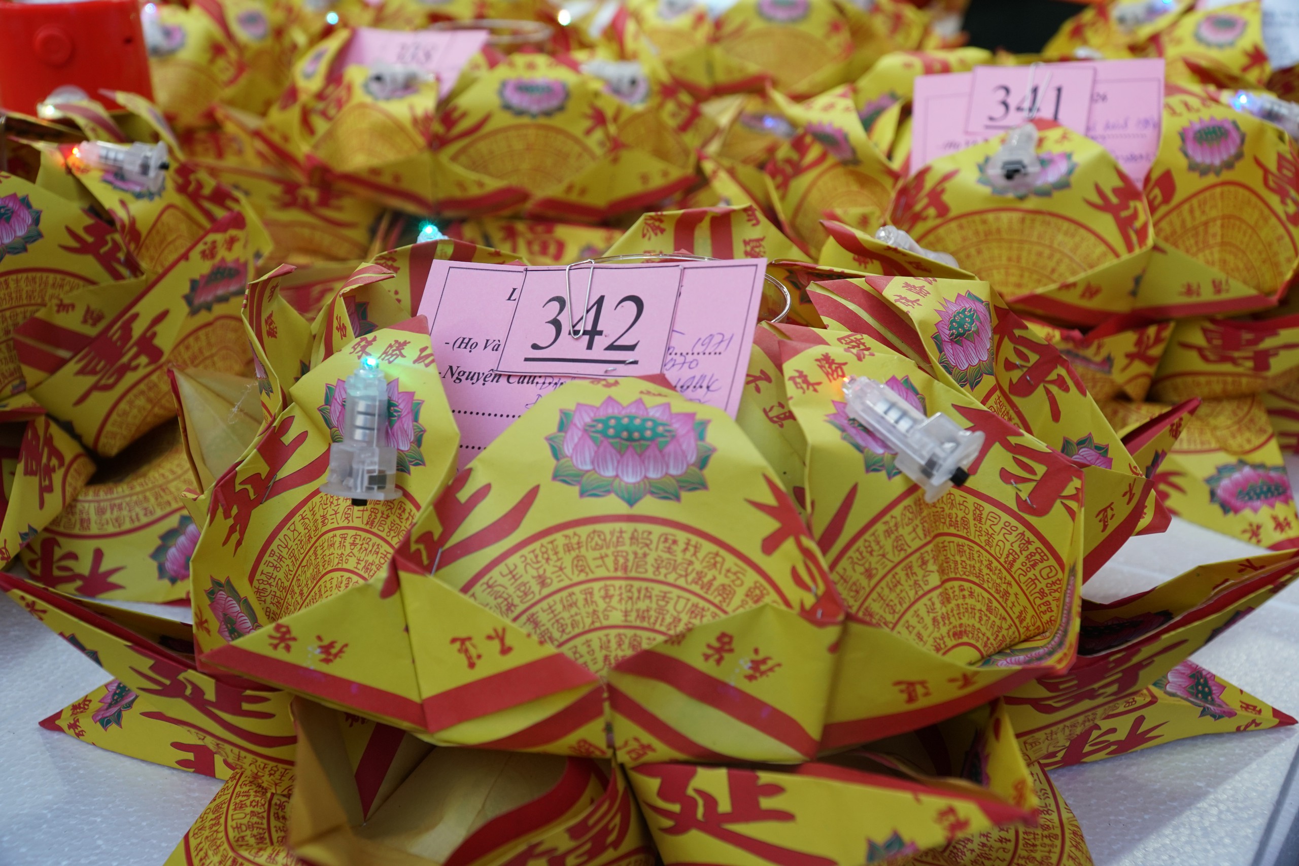 Giải mã ý nghĩa 7 hoa đăng đại và 342 hoa đăng trung thả sông Đồng Nai - Ảnh 4.