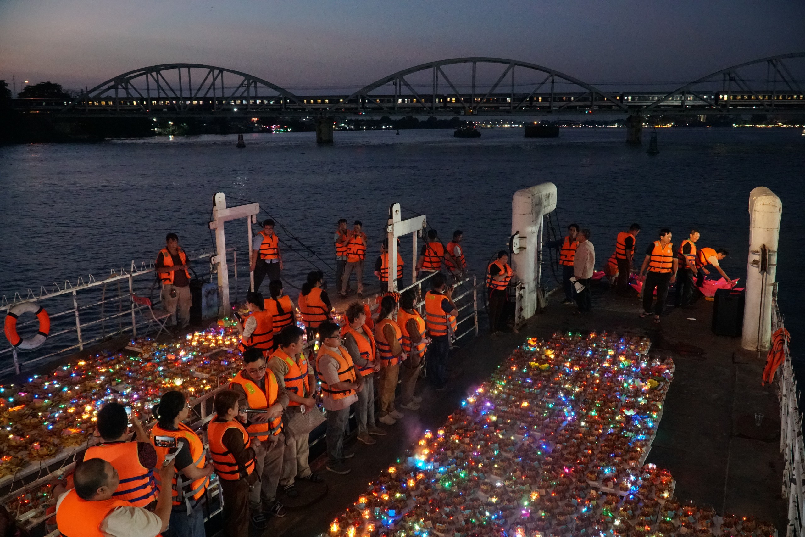 Giải mã ý nghĩa 7 hoa đăng đại và 342 hoa đăng trung thả sông Đồng Nai - Ảnh 8.