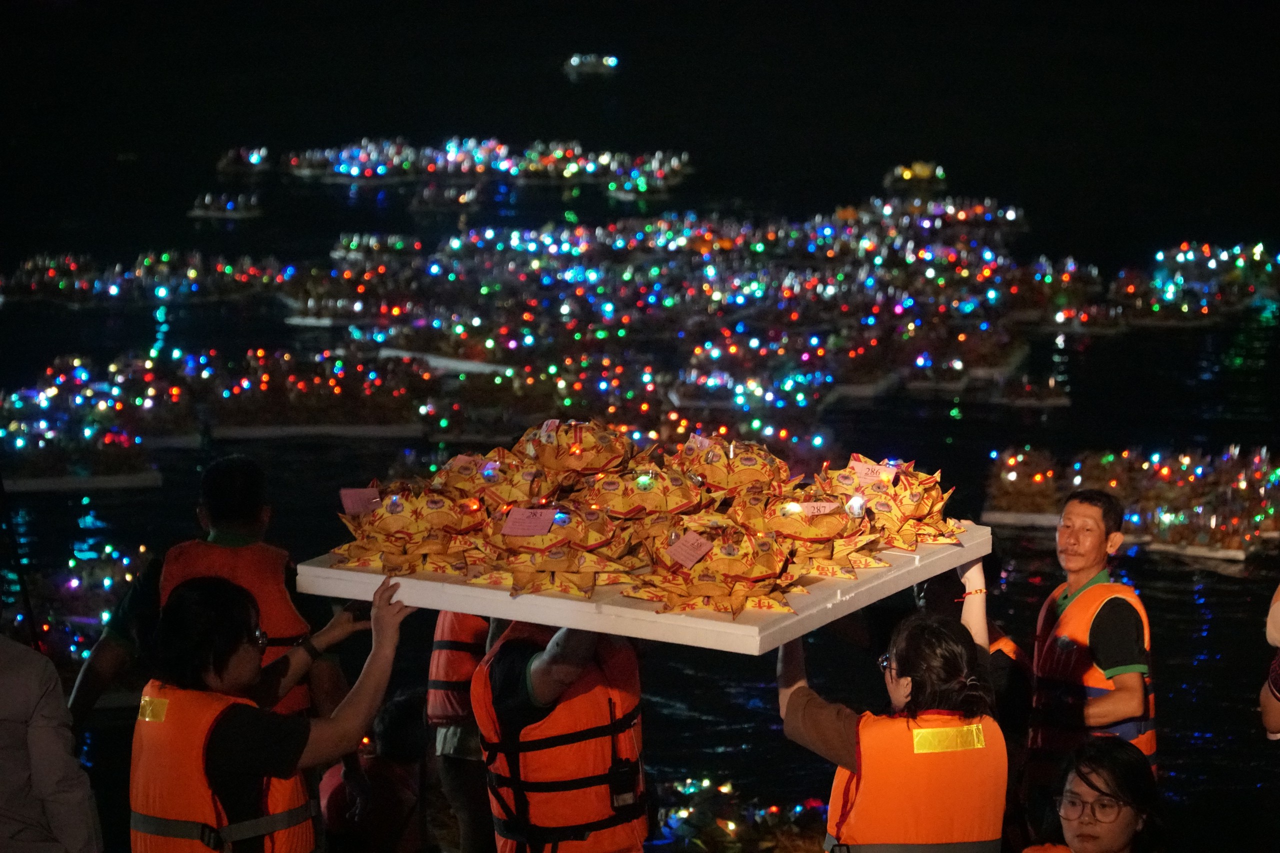 Giải mã ý nghĩa 7 hoa đăng đại và 342 hoa đăng trung thả sông Đồng Nai - Ảnh 9.