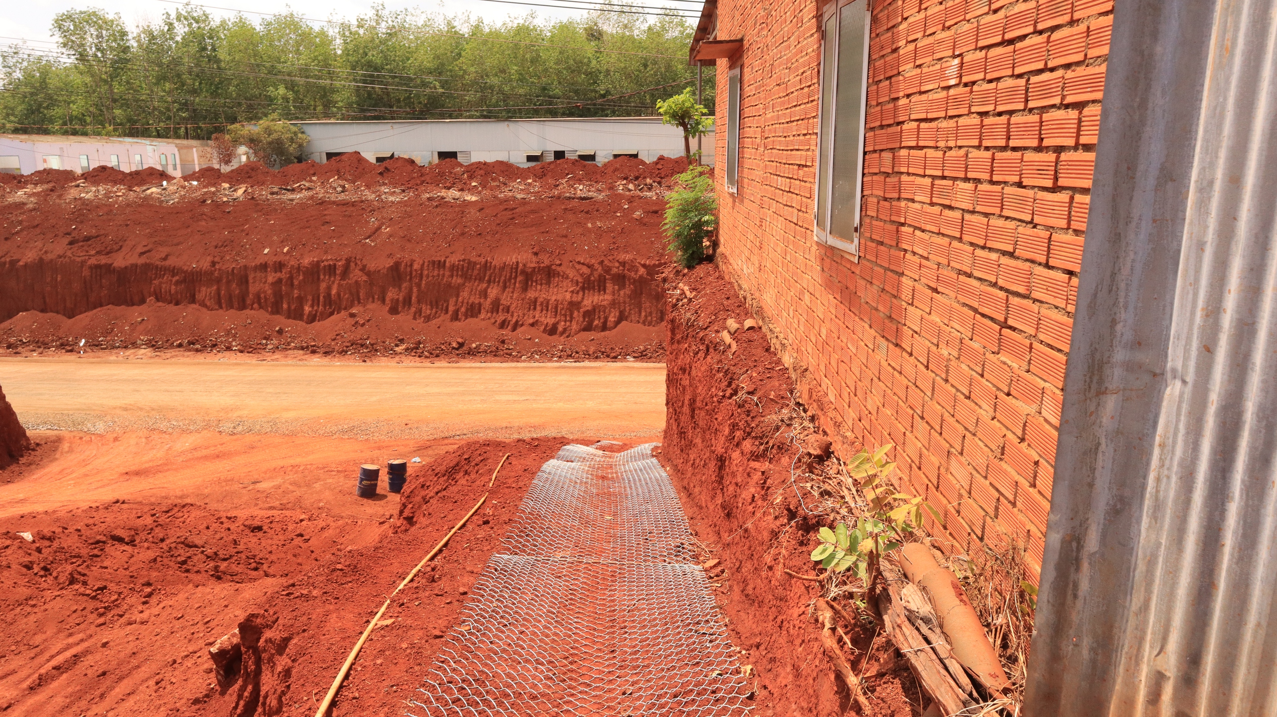 Hạ cốt nền đường ở Đồng Nai khiến nhà dân chênh vênh bên vực sâu nguy hiểm - Ảnh 4.