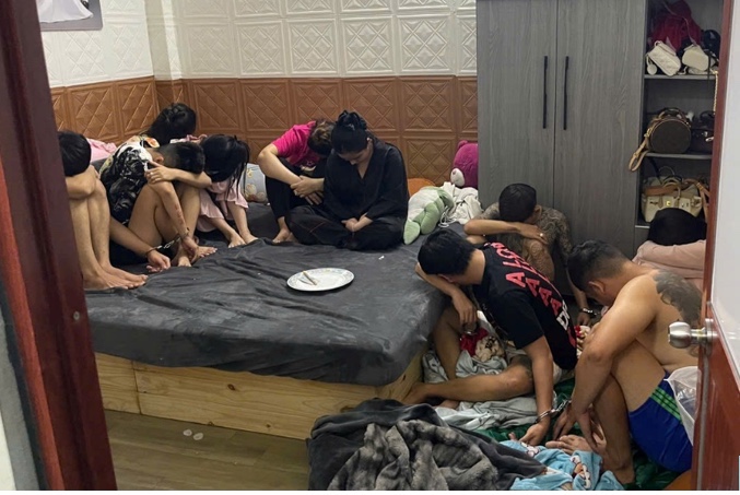 Cần Thơ: Bắt 5 nam, 5 nữ cùng sử dụng ma túy trong phòng ngủ - Ảnh 1.