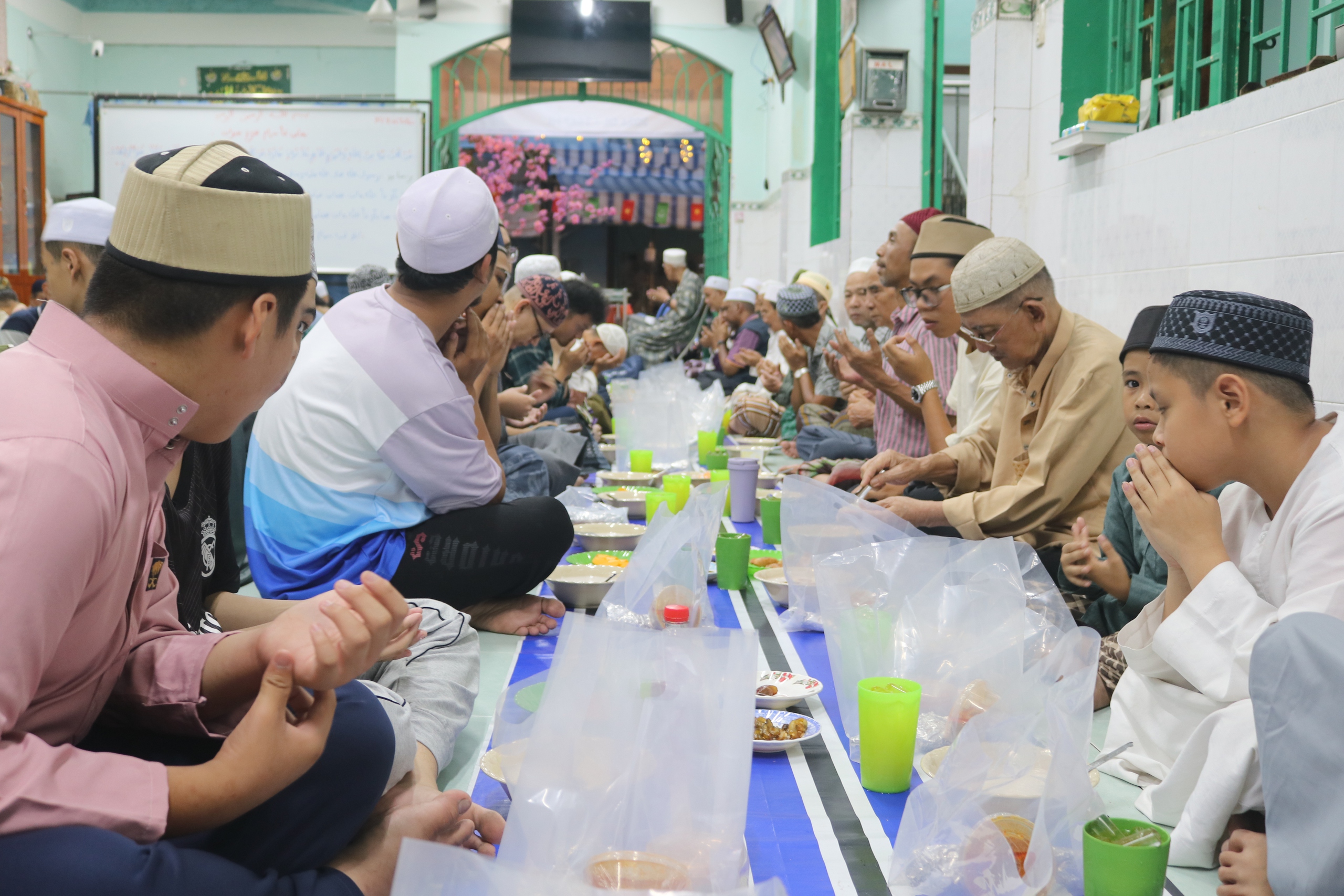 Sau 18 giờ 8 phút, người dân hẻm kiêng rượu bia, thịt heo ở TP.HCM ăn gì?- Ảnh 5.