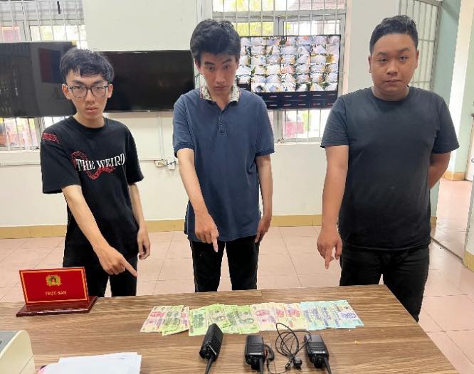 Bắt 3 nghi can giả danh công an cưỡng đoạt tài sản - Ảnh 2.