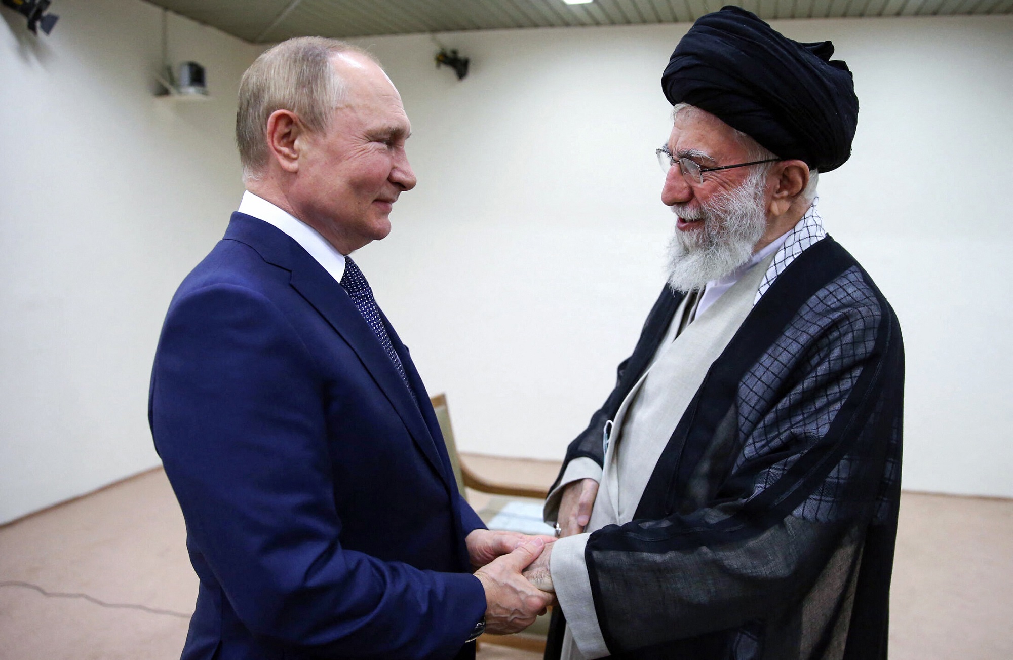 Putin bày tỏ chia buồn về cái chết của Lãnh tụ tối cao Iran Ali Khamenei - Ảnh 1. Putin bày tỏ chia buồn về cái chết của Lãnh tụ tối cao Iran Ali Khamenei - Ảnh 1.