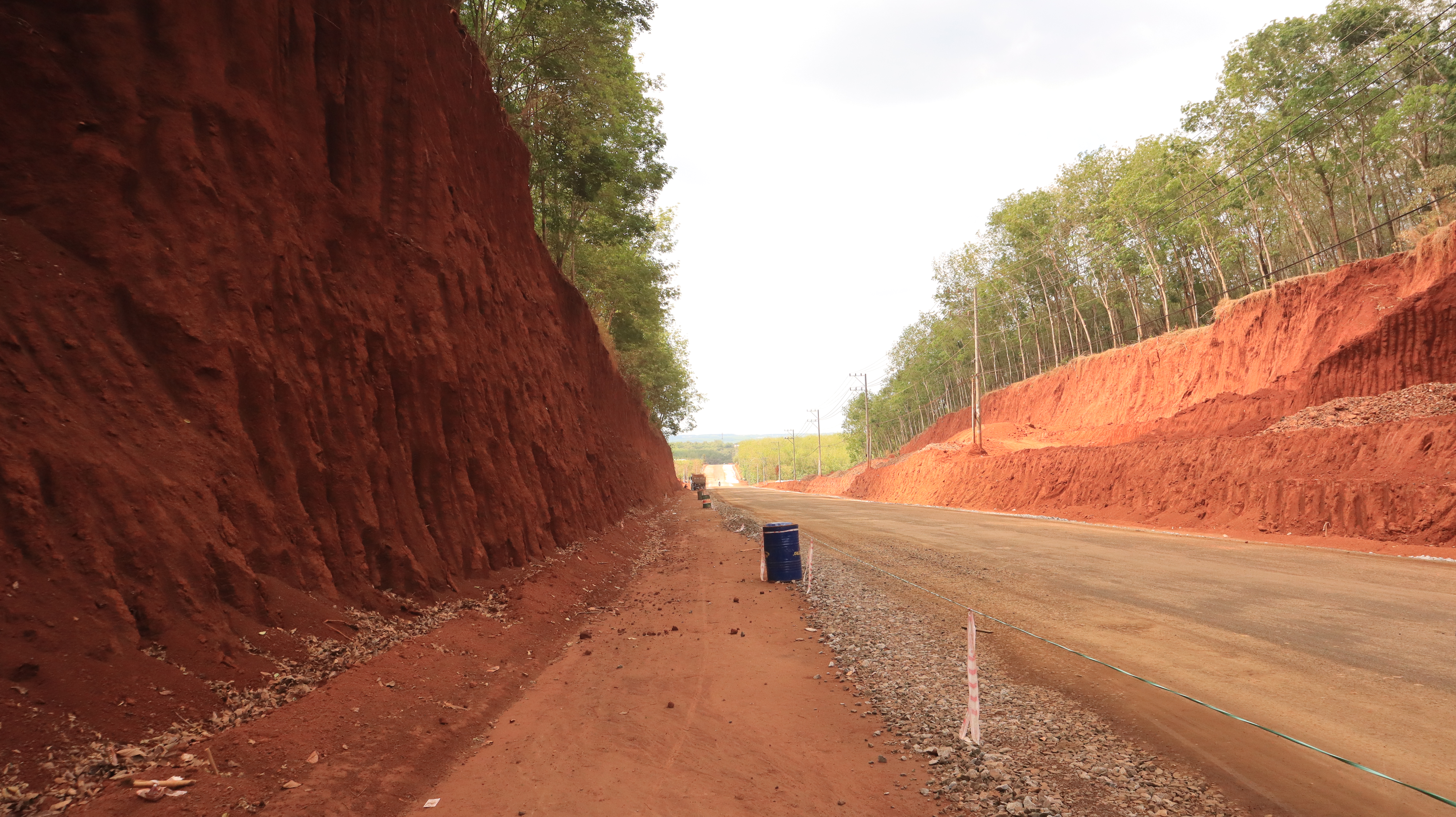 Hạ cốt nền đường ở Đồng Nai khiến nhà dân chênh vênh bên vực sâu nguy hiểm - Ảnh 2.