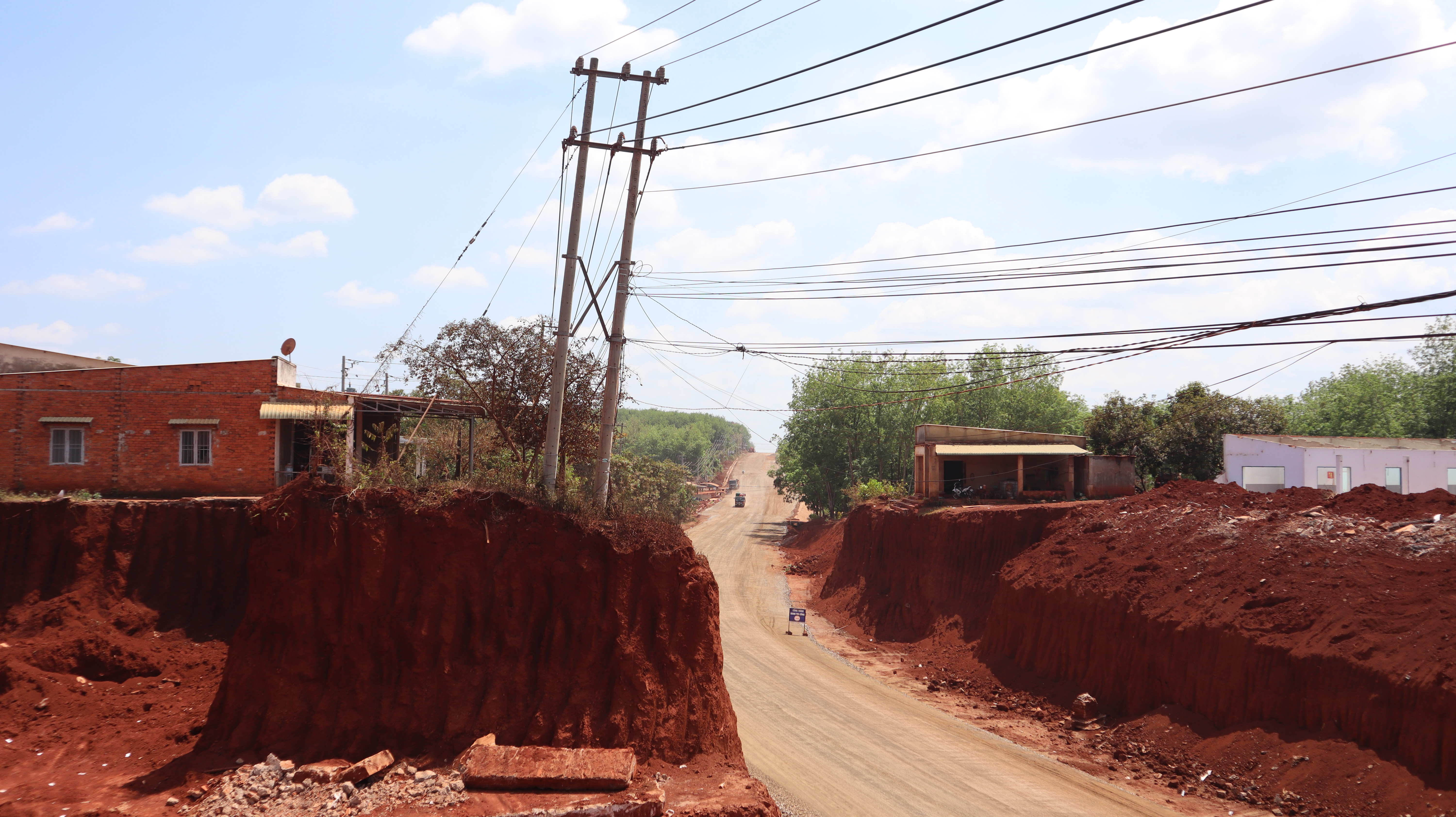Hạ cốt nền đường ở Đồng Nai khiến nhà dân chênh vênh bên vực sâu nguy hiểm - Ảnh 3.