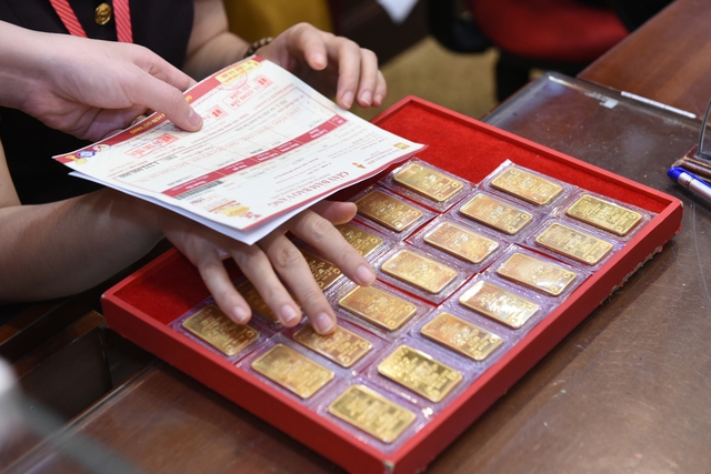 Giá vàng hôm nay 1.3.2026: Tăng 2,4 triệu đồng trong tuần nhưng người mua vẫn lỗ- Ảnh 1. Giá vàng hôm nay 1.3.2026: Tăng 2,4 triệu đồng trong tuần nhưng người mua vẫn lỗ- Ảnh 1.