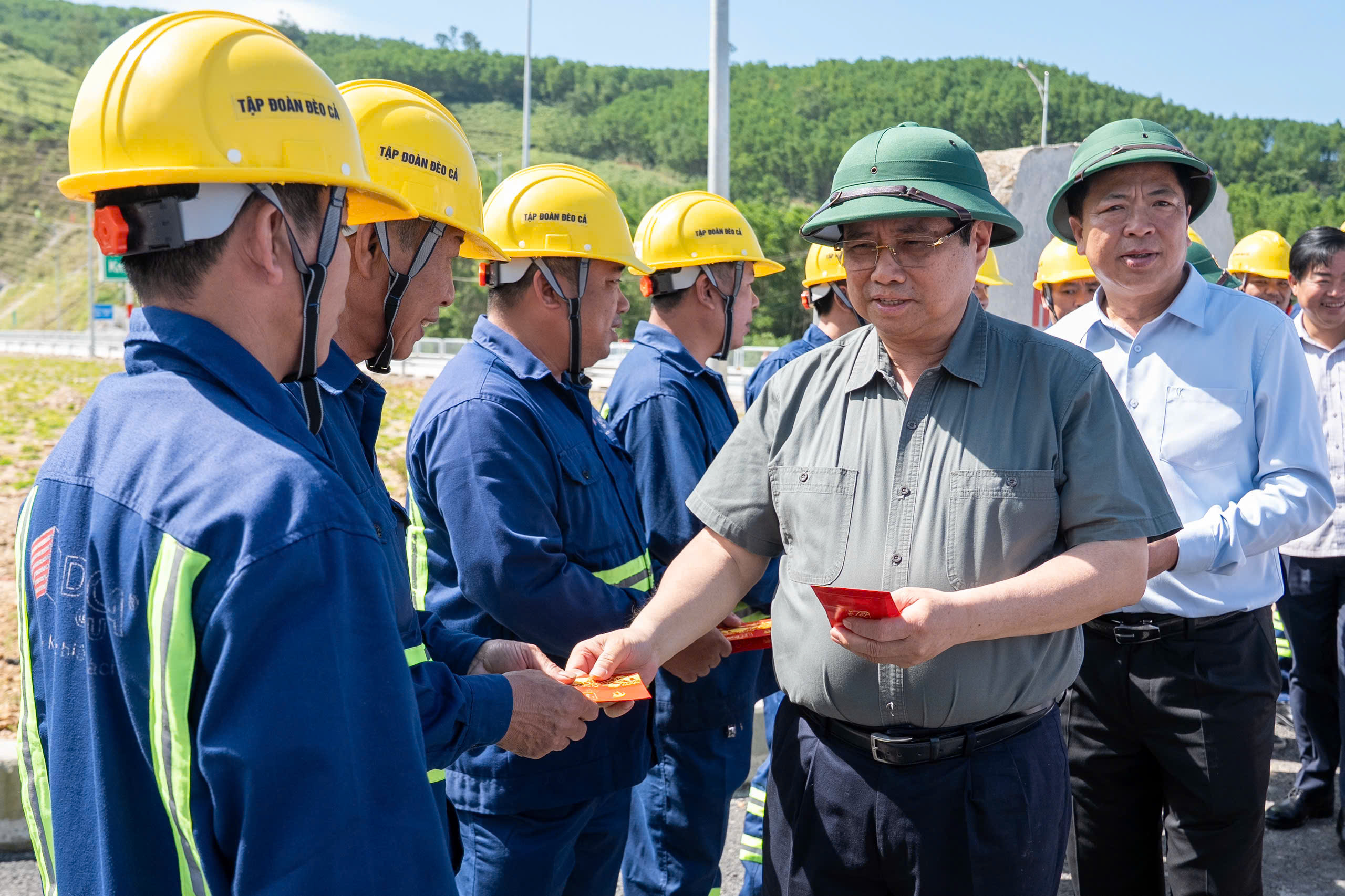 Thủ tướng Phạm Minh Chính thị sát cao tốc Quảng Ngãi - Hoài Nhơn - Ảnh 3.