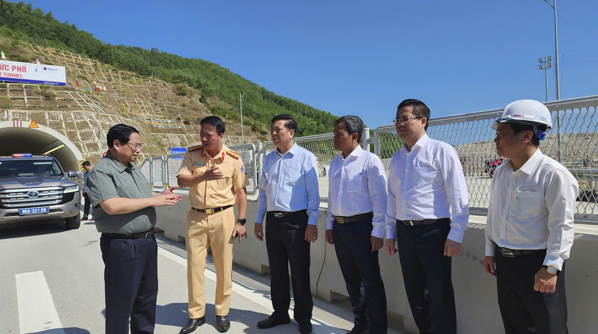 Thủ tướng Phạm Minh Chính thị sát cao tốc Quảng Ngãi - Hoài Nhơn - Ảnh 1.