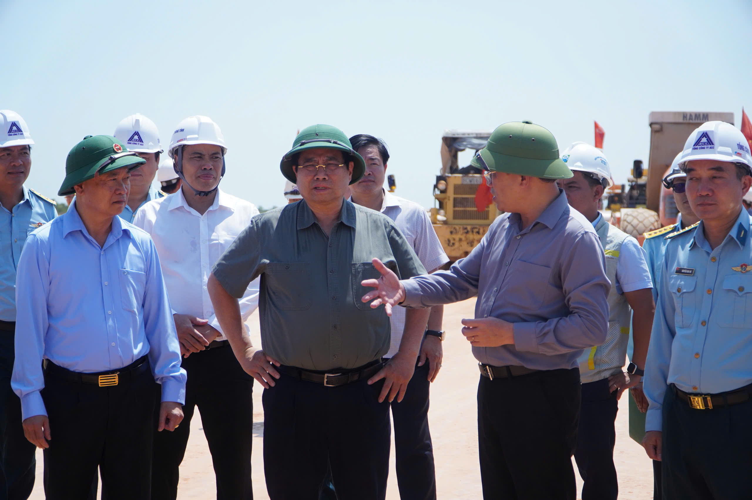 Thủ tướng Phạm Minh Chính kiểm tra tiến độ dự án mở rộng sân bay Phù Cát- Ảnh 1. Thủ tướng Phạm Minh Chính kiểm tra tiến độ dự án mở rộng sân bay Phù Cát- Ảnh 1.
