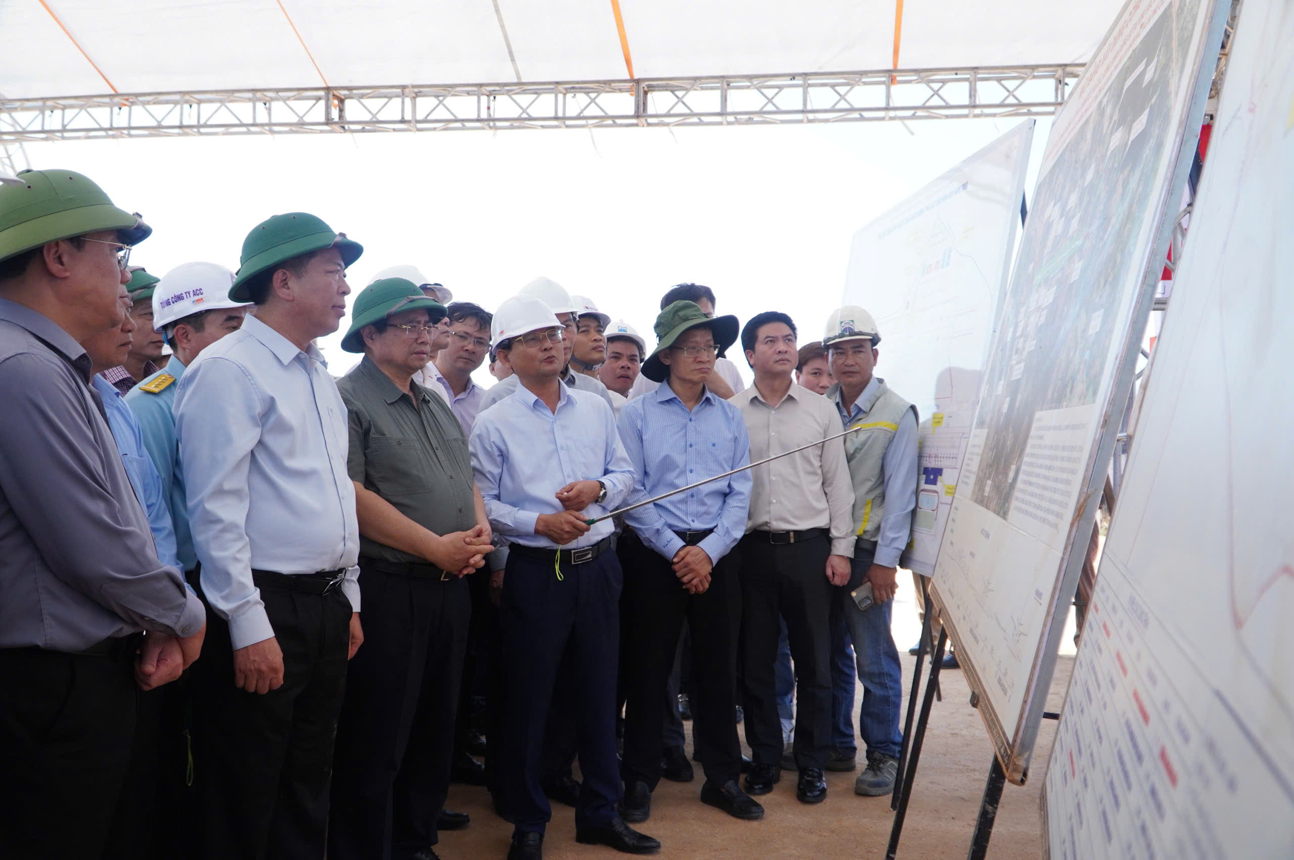 Thủ tướng Phạm Minh Chính kiểm tra tiến độ dự án mở rộng sân bay Phù Cát- Ảnh 2. Thủ tướng Phạm Minh Chính kiểm tra tiến độ dự án mở rộng sân bay Phù Cát- Ảnh 2.