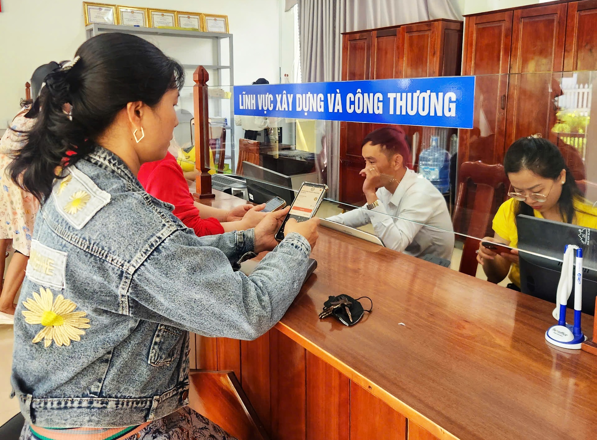 Đà Nẵng:Hồ sơ trễ hẹn gần 3 tuần, cán bộ còn dặn dân 'liên hệ chừng chừng' - Ảnh 1. Đà Nẵng:Hồ sơ trễ hẹn gần 3 tuần, cán bộ còn dặn dân 'liên hệ chừng chừng' - Ảnh 1.