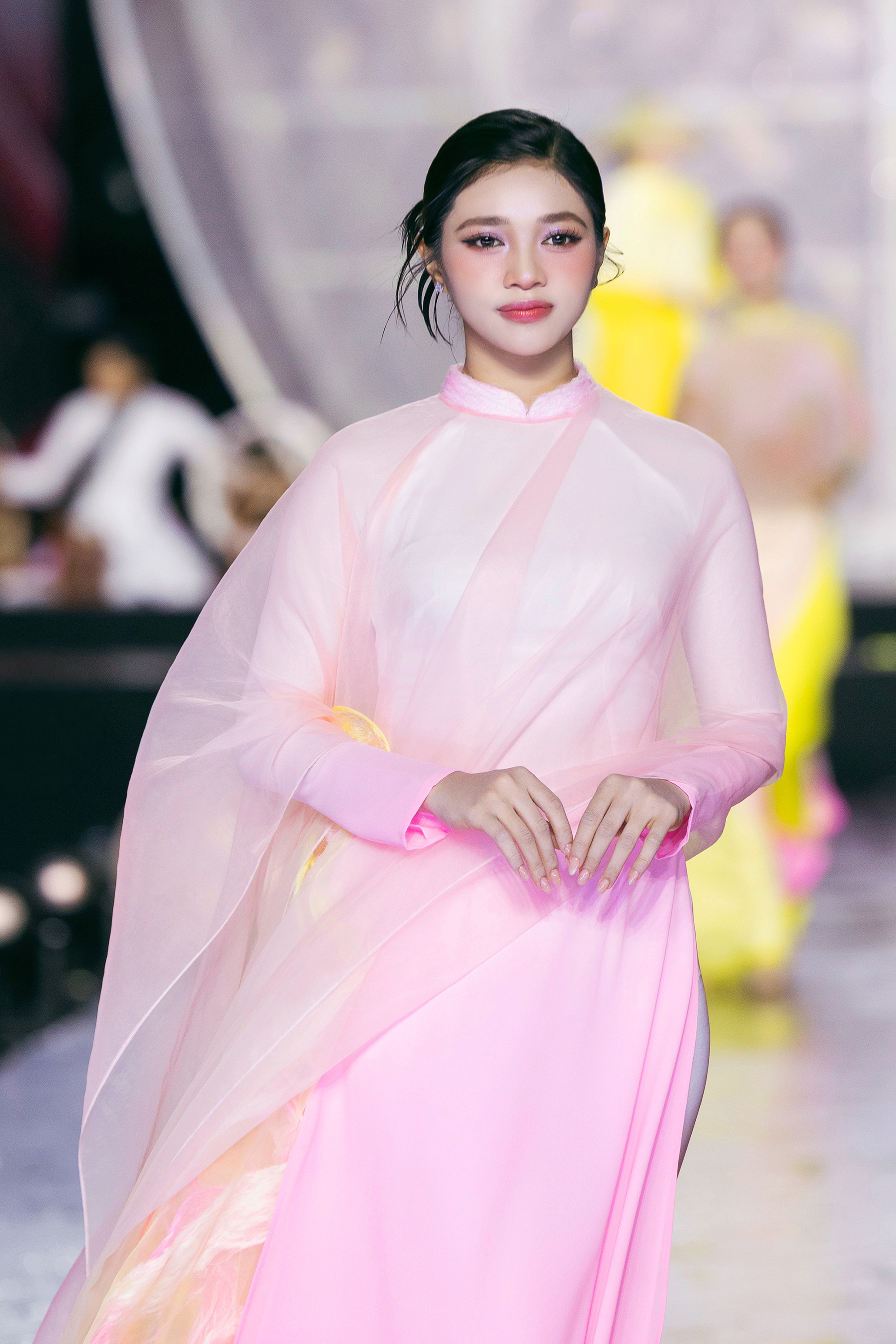 Nữ diễn vi&ecirc;n phim trăm tỉ đọ sắc Hoa hậu Thanh Thủy, Bảo Ngọc - Ảnh 10.