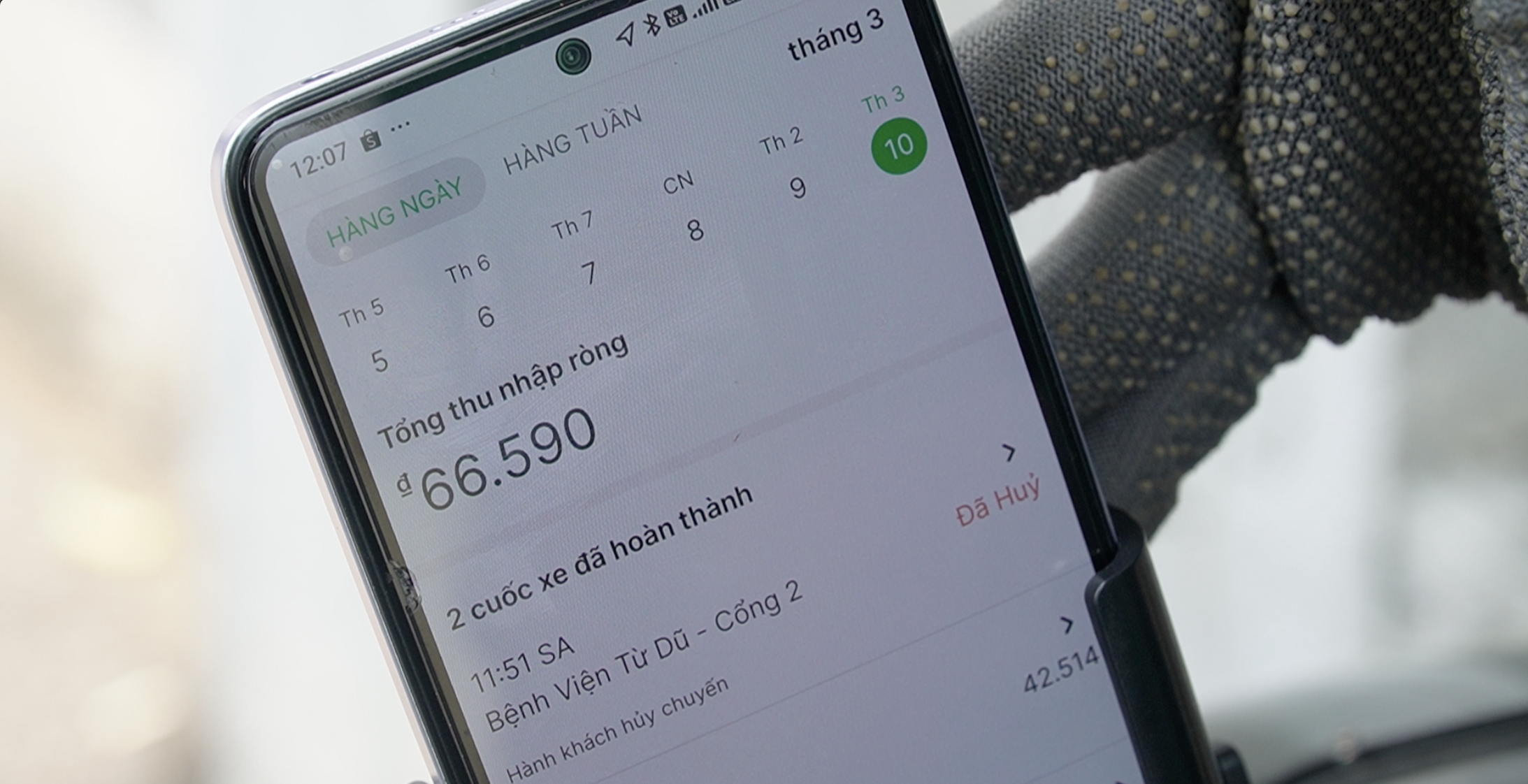 Gi&aacute; xăng tăng, t&agrave;i xế xe xăng c&ocirc;ng nghệ chật vật: &lsquo;Chạy 10km chỉ được 30.000 đồng&rsquo;- Ảnh 2.