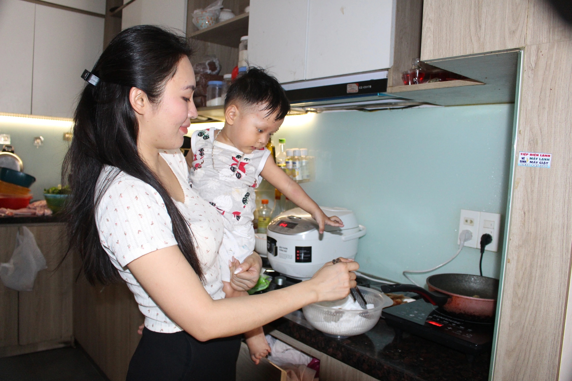 Cô gái trẻ cưu mang mẹ đơn thân: Hy vọng mới cho những phận đời khó khăn - Ảnh 1.