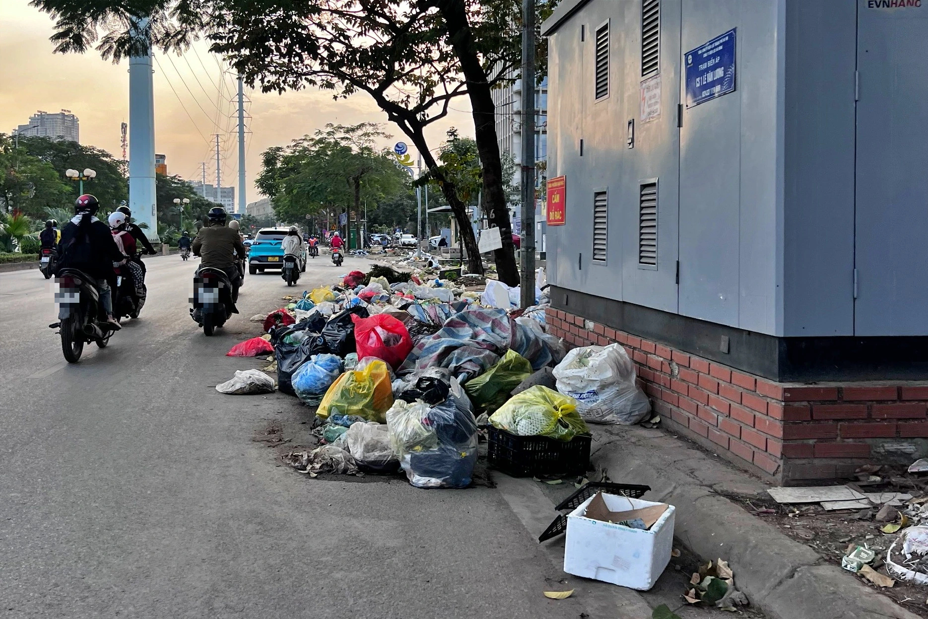 Đường Tố Hữu - Nguyễn Thanh B&igrave;nh ở H&agrave; Nội &ocirc; nhiễm r&aacute;c thải nghi&ecirc;m trọng năm 2026 - Ảnh 1.