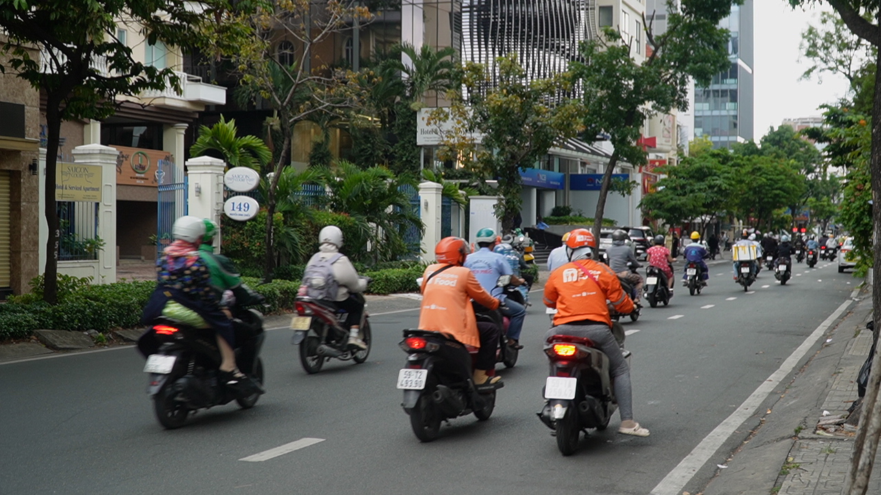 Gi&aacute; xăng tăng, t&agrave;i xế xe xăng c&ocirc;ng nghệ chật vật: &lsquo;Chạy 10km chỉ được 30.000 đồng&rsquo;- Ảnh 1.
