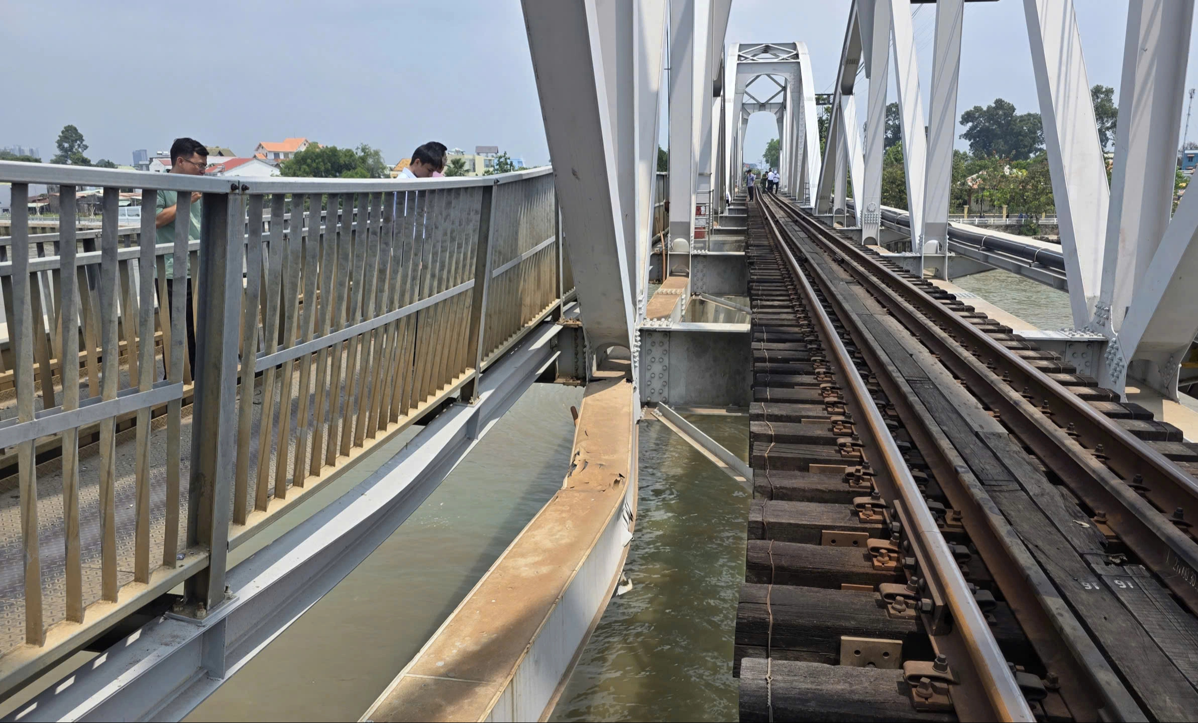 Khởi tố vụ án sà lan va vào cầu Ghềnh gây hư hại nghiêm trọng năm 2026 - Ảnh 2.