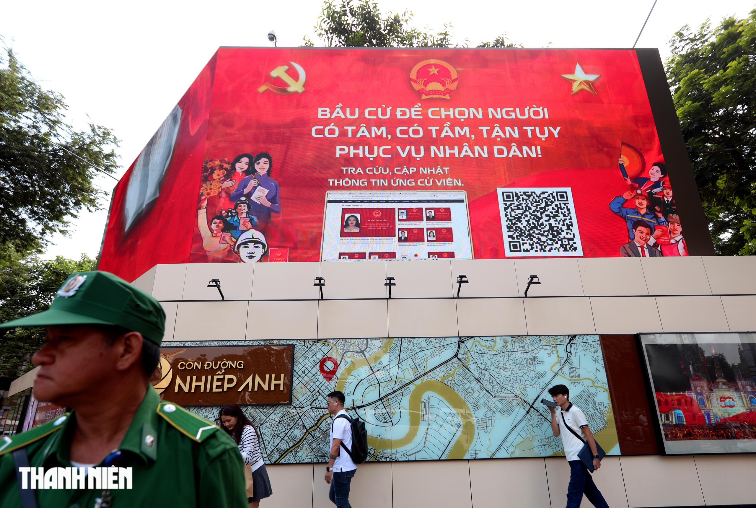 Bầu cử Quốc hội 2026: TP . HCM rực rỡ cờ hoa chào mừng ngày hội toàn dân - Ảnh 1.