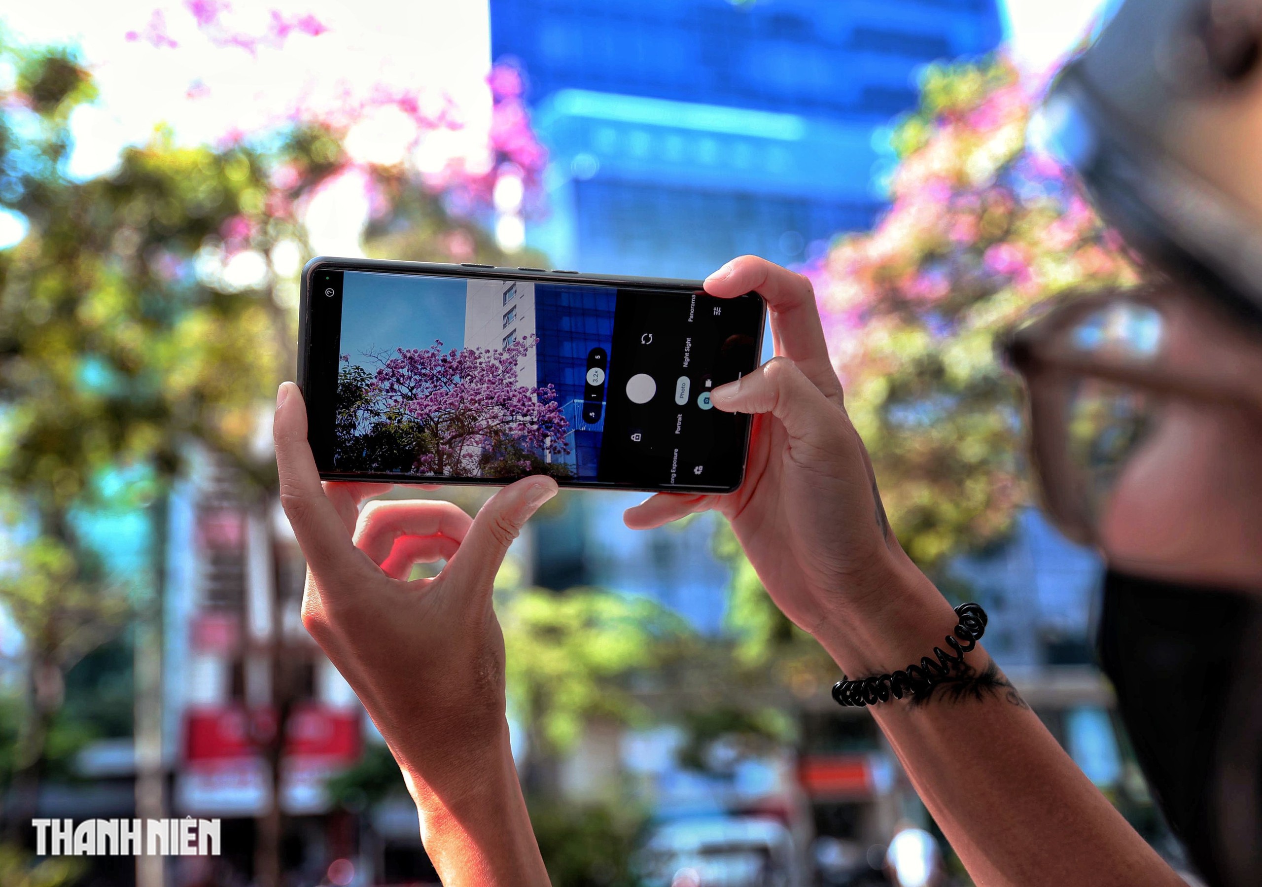 Hoa k&egrave;n hồng nở rộ giữa trung t&acirc;m TP.HCM, nhuộm hồng đường H&agrave;m Nghi - Ảnh 11.