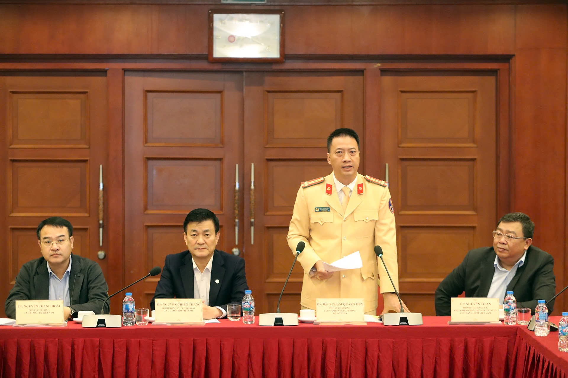 CSGT chạy xe khách giường nằm 2 tầng trên đường miền núi để đánh giá an toàn - Ảnh 2.