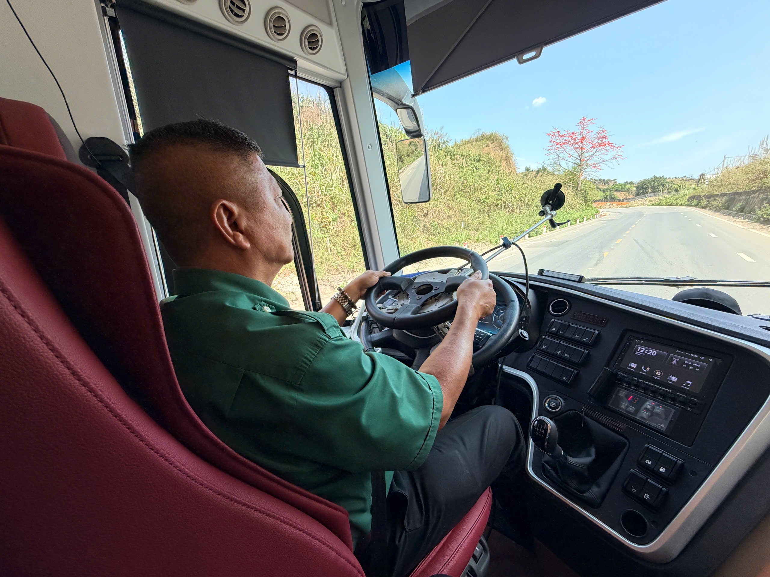 CSGT chạy xe khách giường nằm 2 tầng trên đường miền núi để đánh giá an toàn - Ảnh 1.