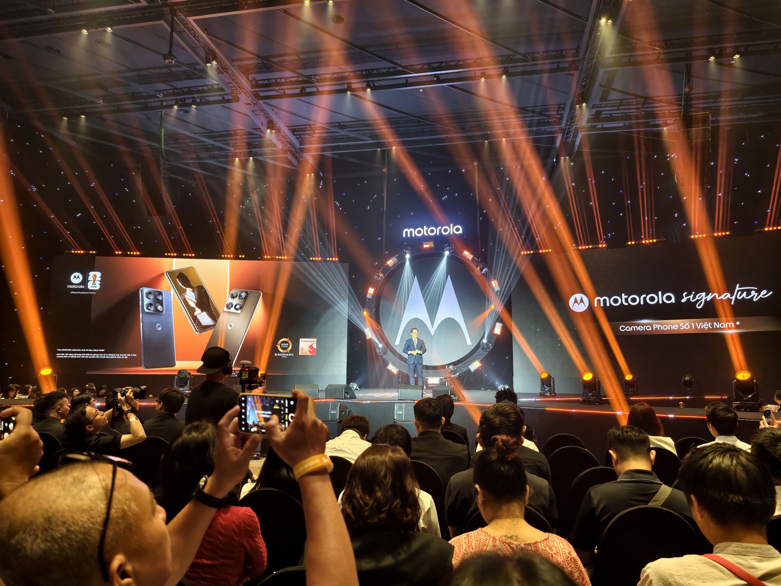 Motorola ra mắt motorola signature và edge 70 tại Việt Nam - Ảnh 1.